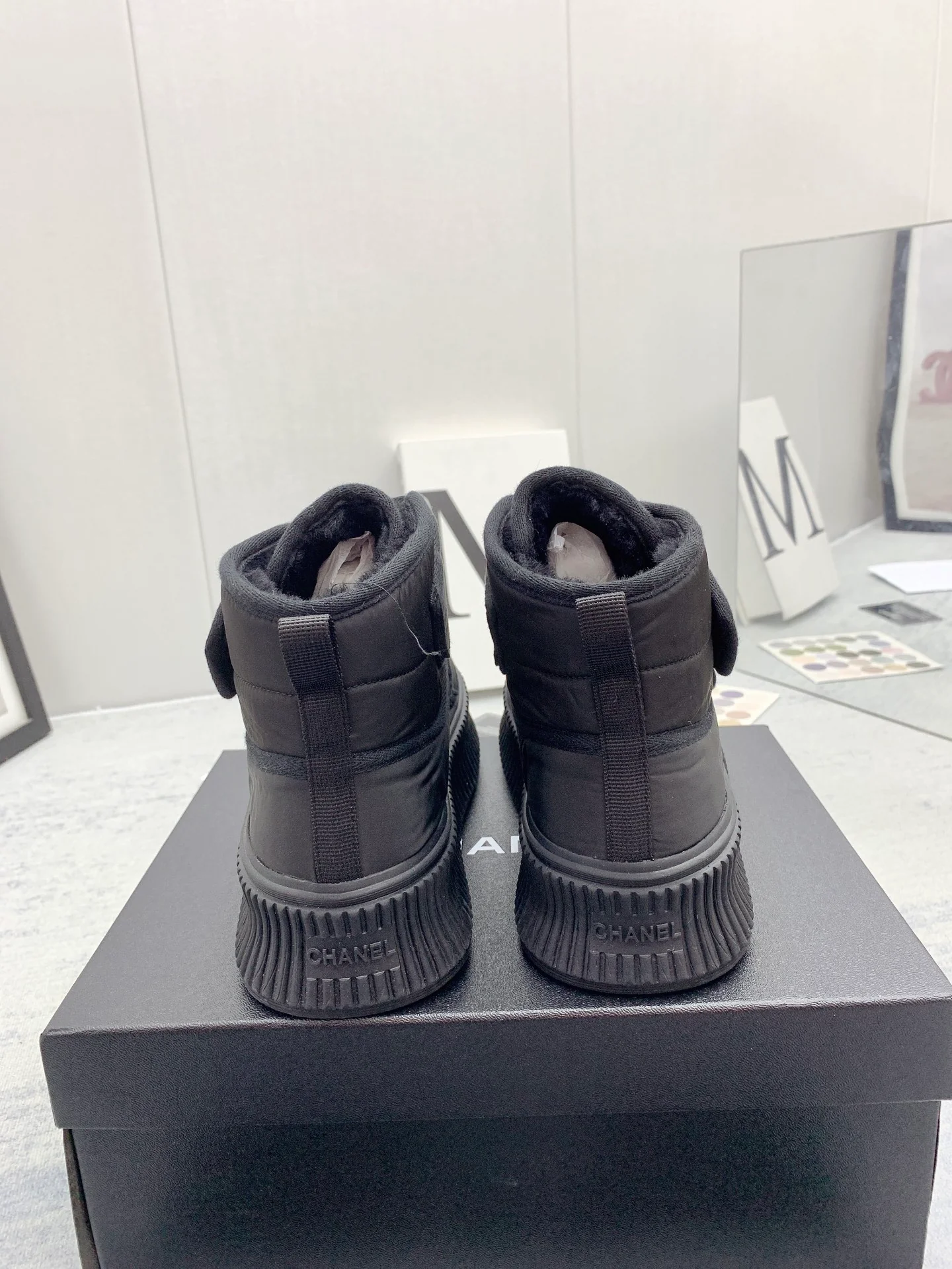 Новинка сезона осень/зима 2022 от Chanel - Повседневные спортивные лоферы - Черные