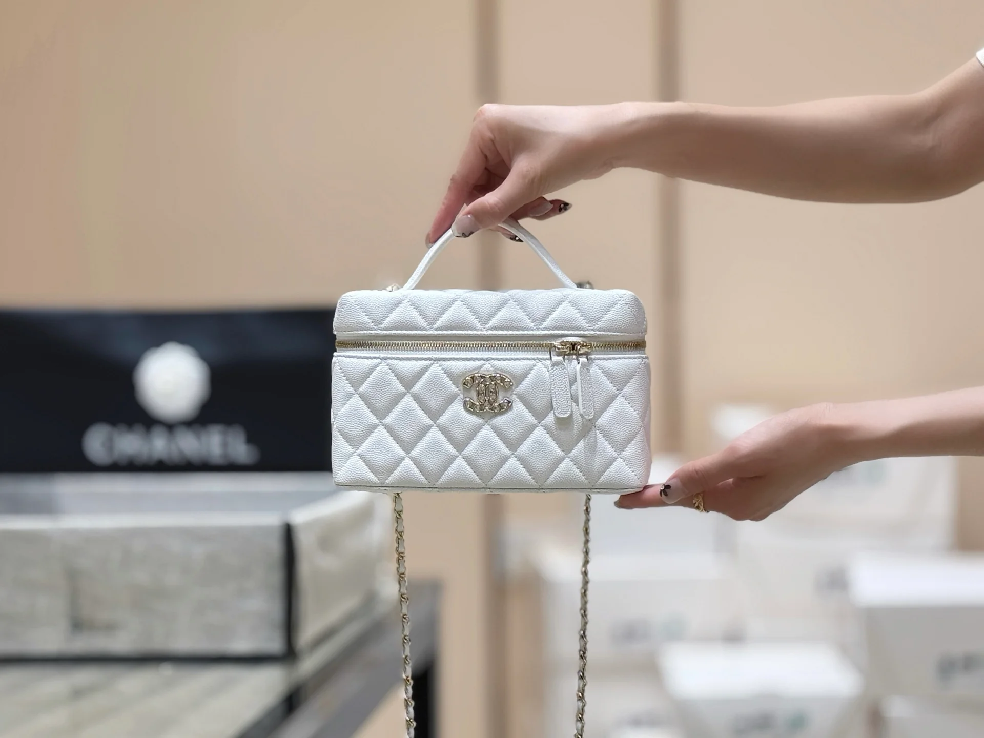 Сумка-ланчбокс Chanel 25p Limited Edition в форме сердца с бриллиантом — белая.