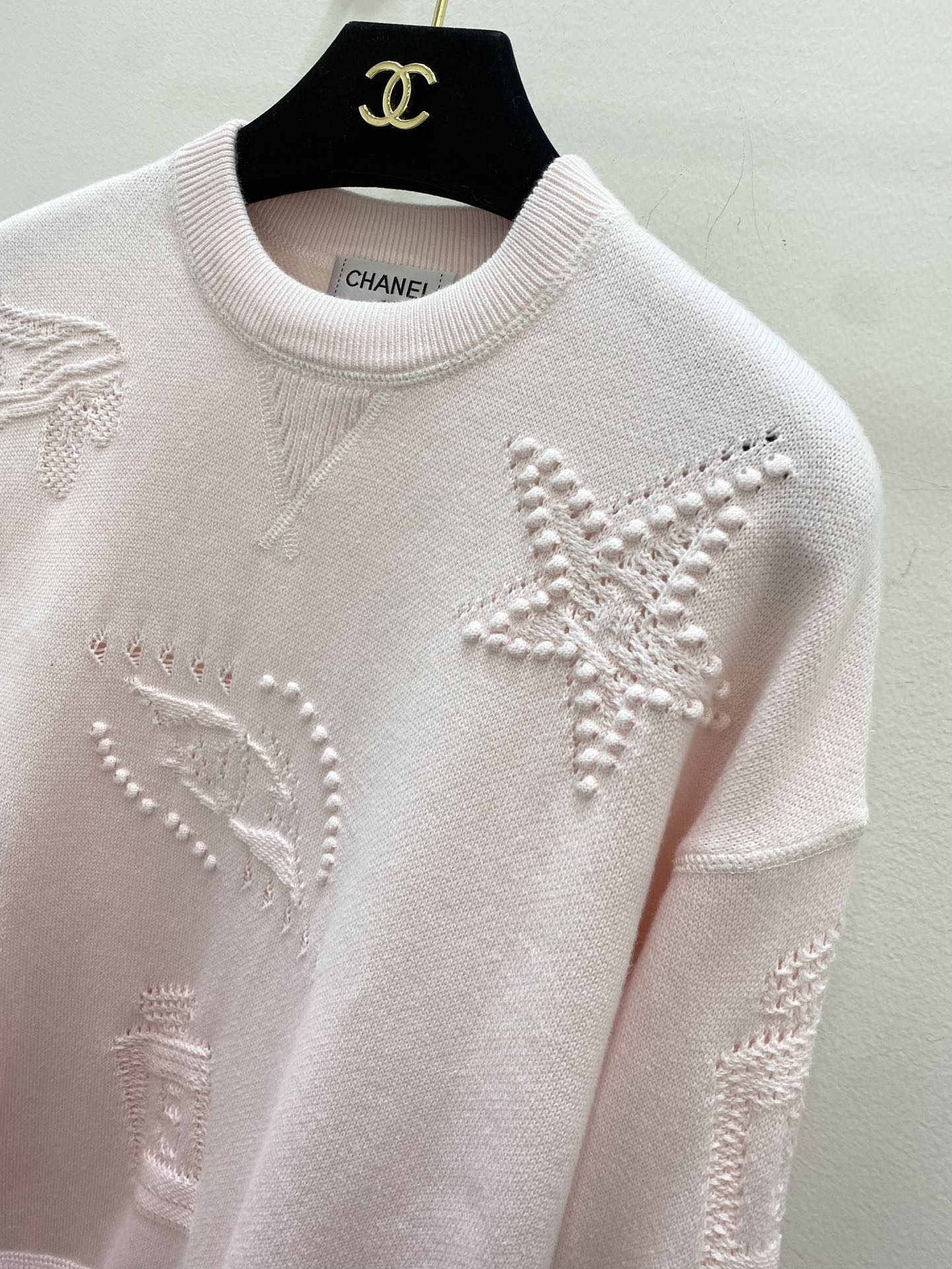 Chanel 2403 - Новый розовый трикотажный пуловер с круглым вырезом и перфорированным жаккардовым узором, с длинными рукавами.