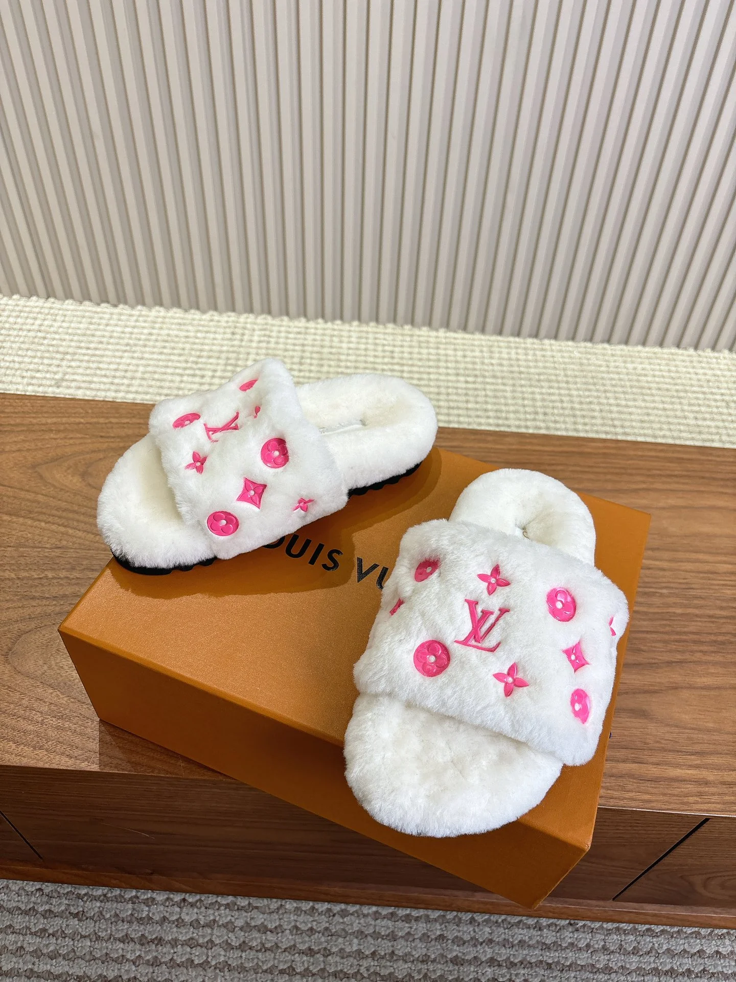 LV-2024 Шерстяные тапочки - Белые