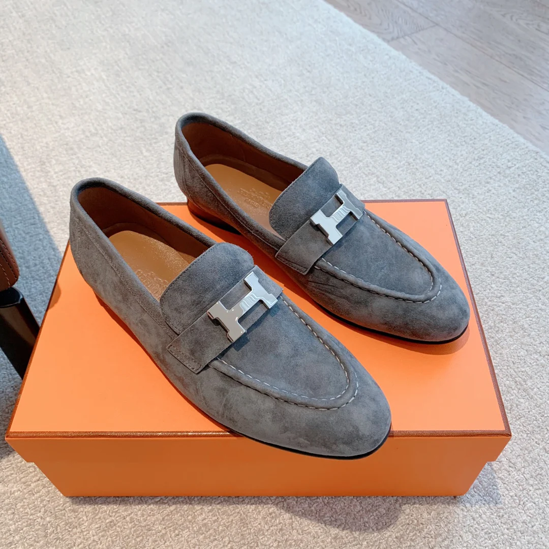 Новая расцветка коллекции Hermes весна/лето 2023 — замшевые туфли — серый