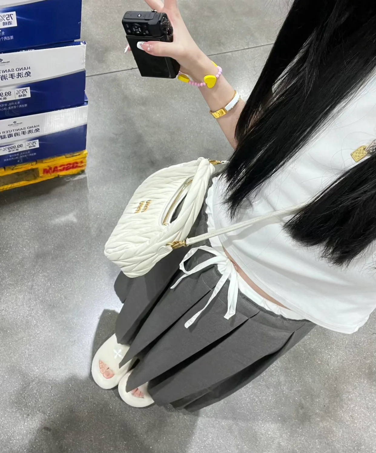 Сумка Miu Miu Wander — маленькая, из овечьей кожи — носите и делитесь с другими.