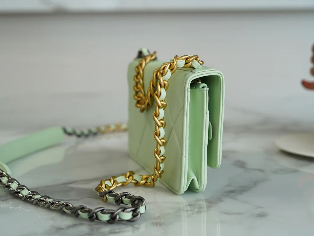 Chanel 19 серии WOC — светло-зеленый с золотой фурнитурой.