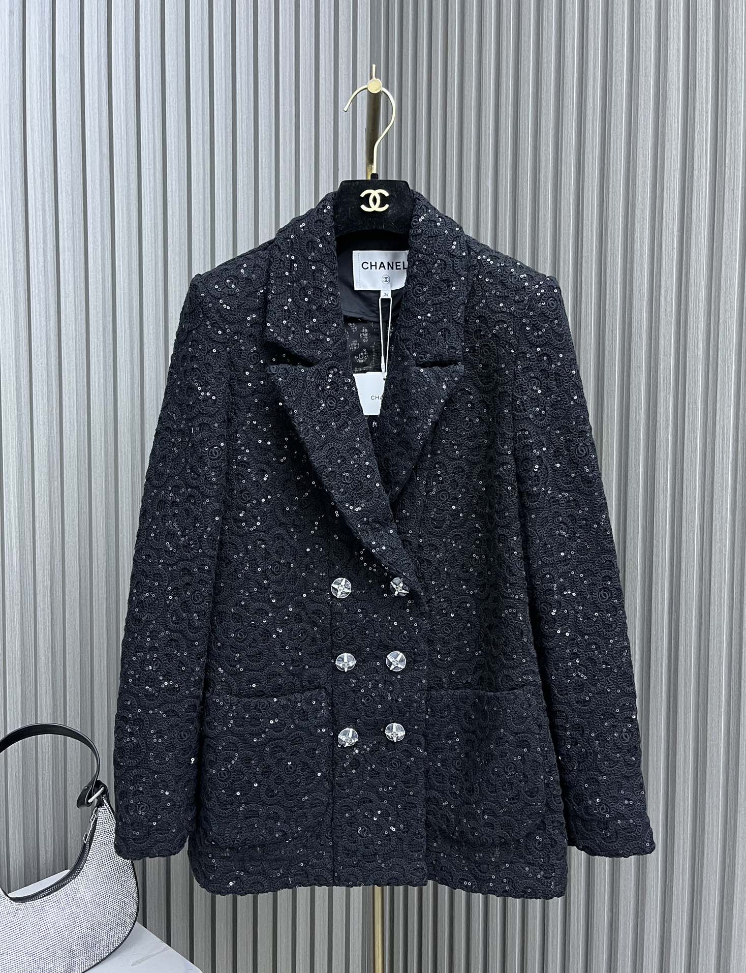 Chanel - Новинка 2403-24: Куртка, расшитая пайетками, черная