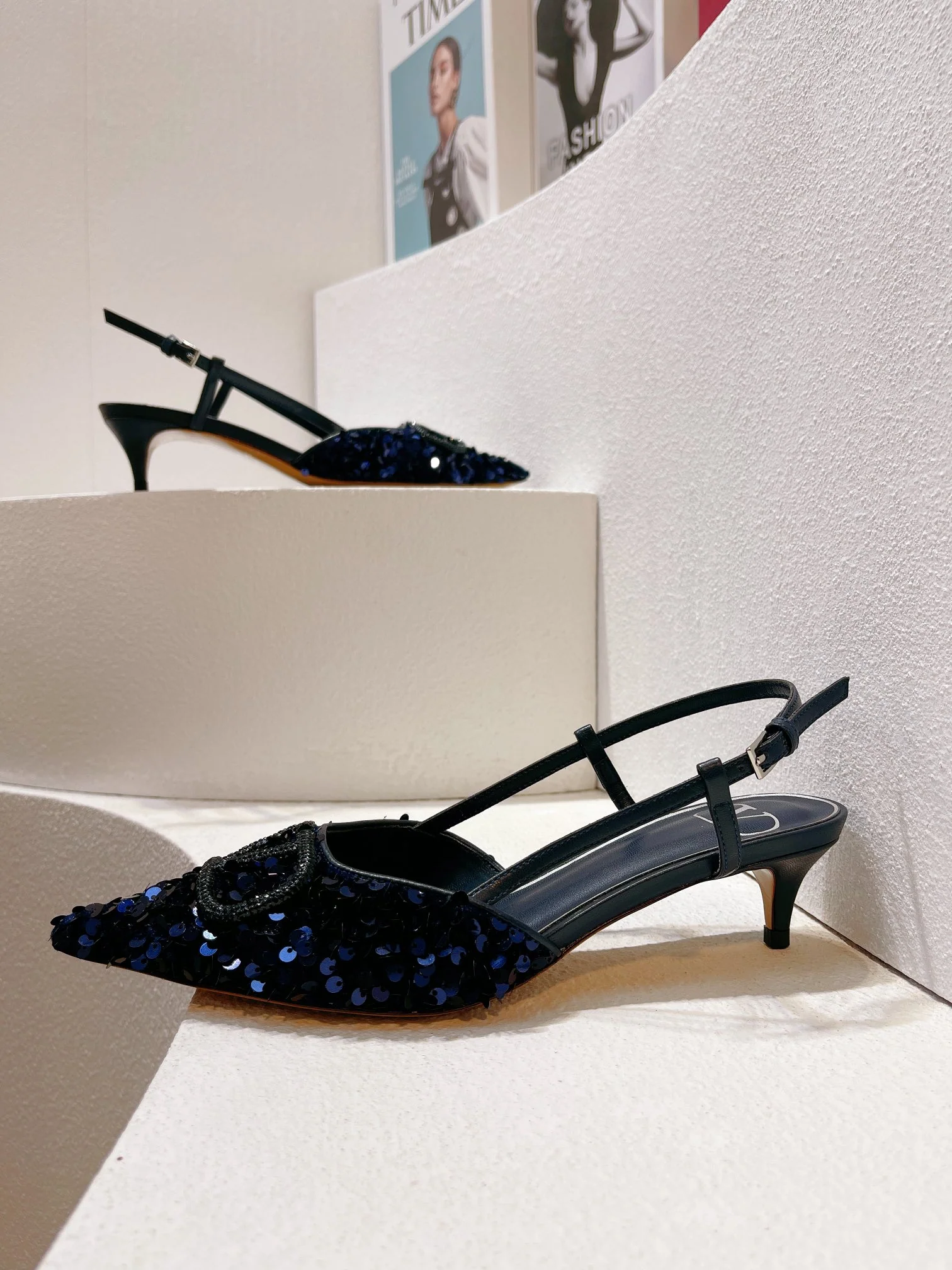 Новинка с официального сайта Valentino 2023 — глянцевые босоножки на низком каблуке с острым носком — 4 см — синие