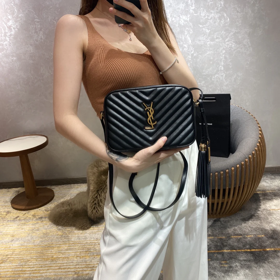 Фотосумка YSL Lou Bag — черная с золотой фурнитурой.