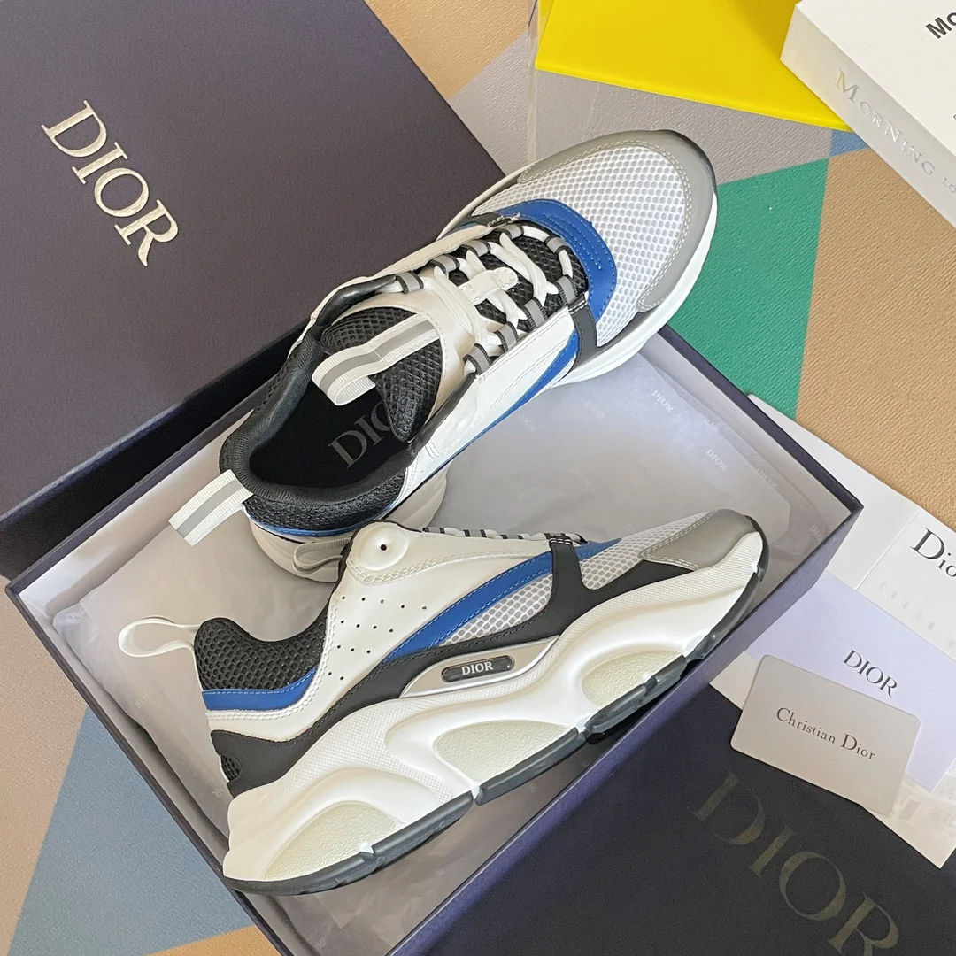 Кроссовки Dior серии B22 — повседневные — белая основа с черным каблуком.