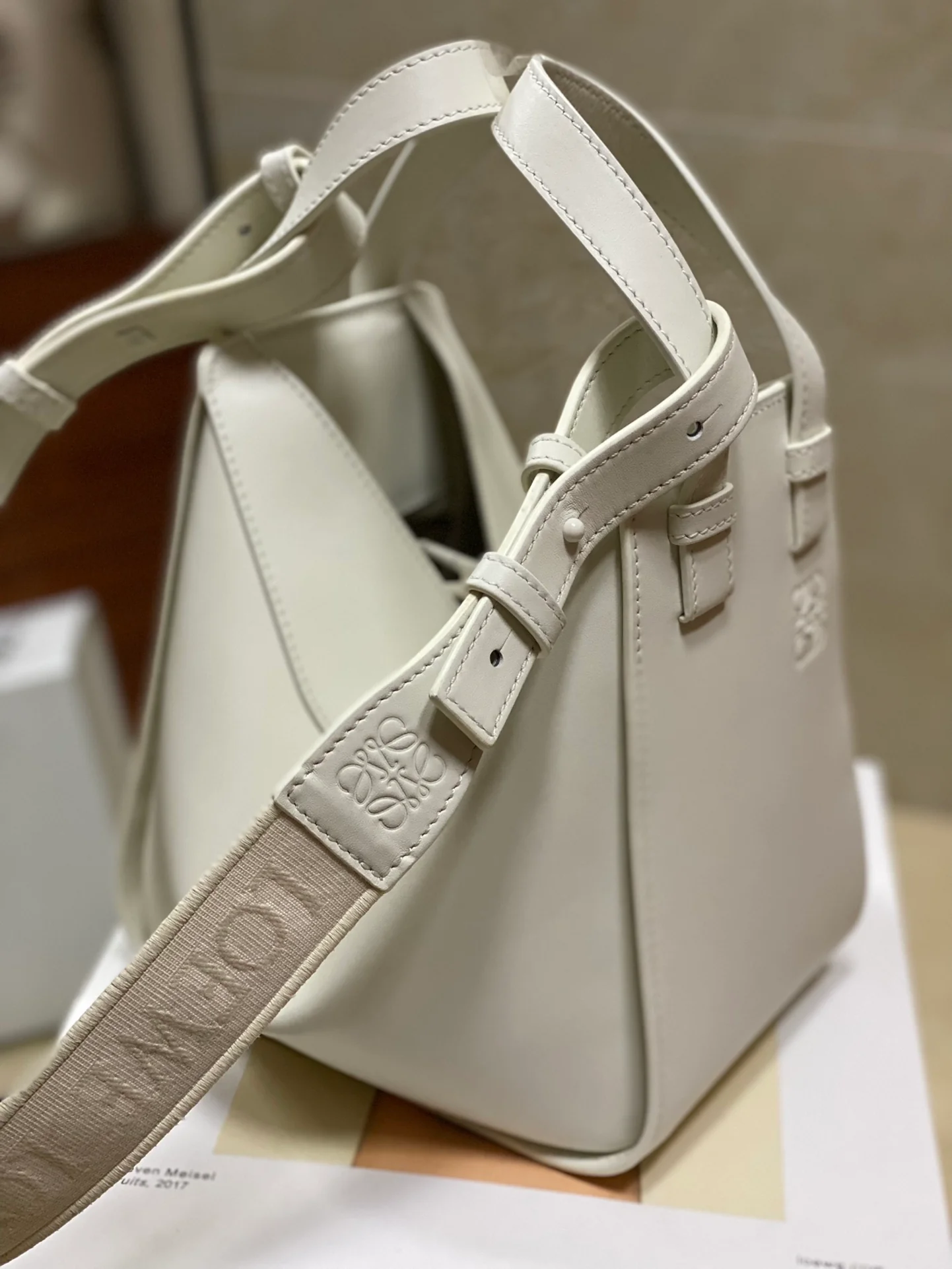 Сумка Loewe Hammock - атласная телячья кожа - маленькая - белая