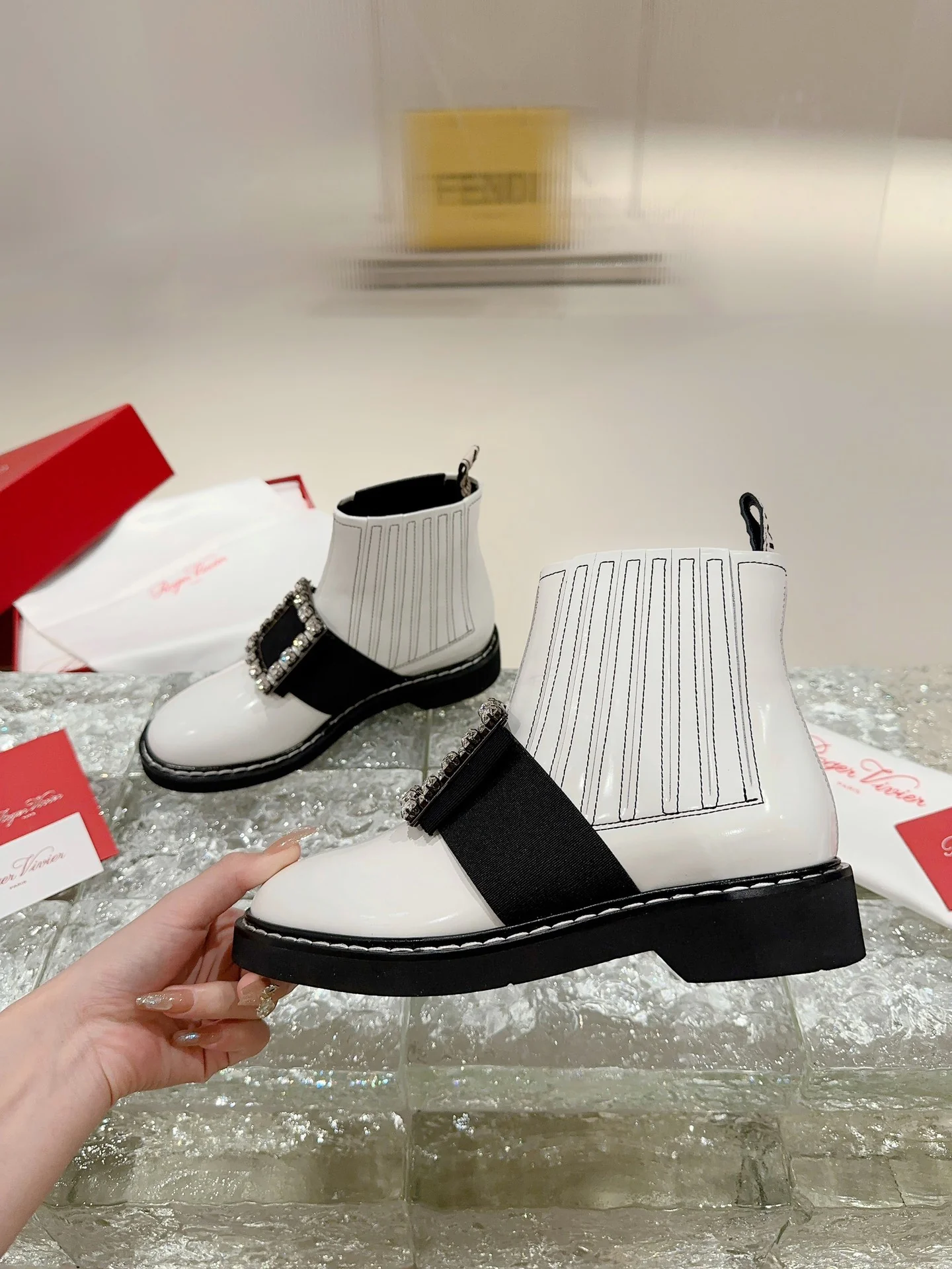 Ботильоны с квадратным носком и пряжкой - 2024 - Ботильоны с металлической пряжкой - Белые