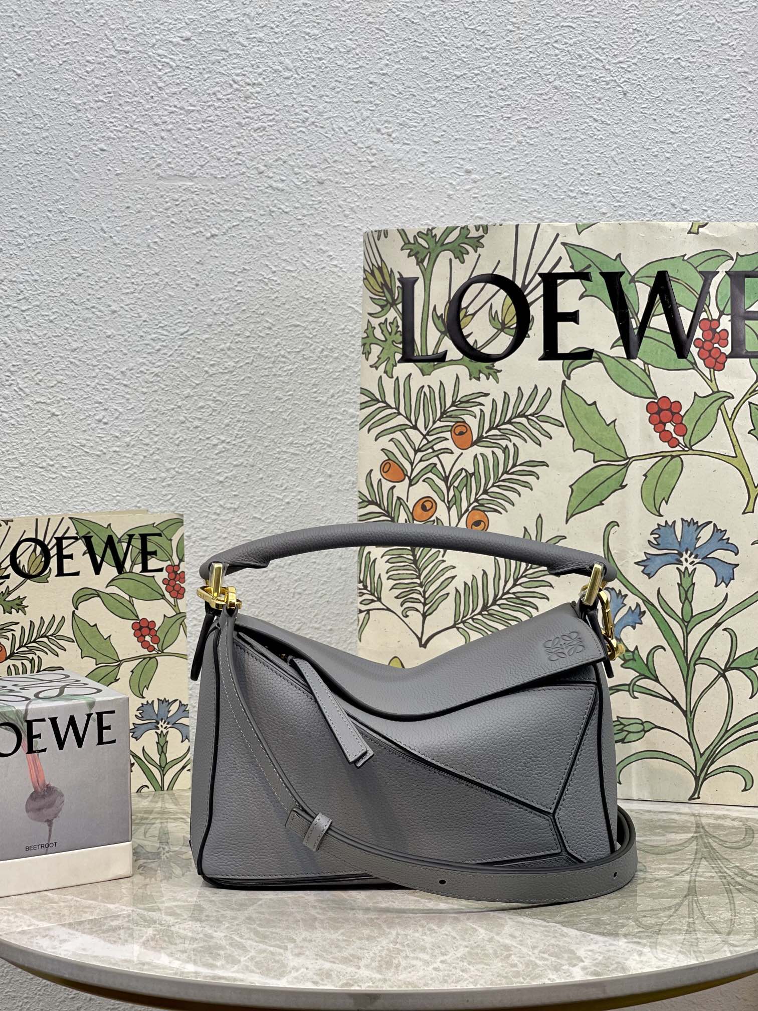 Сумка Loewe Puzzle из телячьей кожи серого цвета с зернистой текстурой.