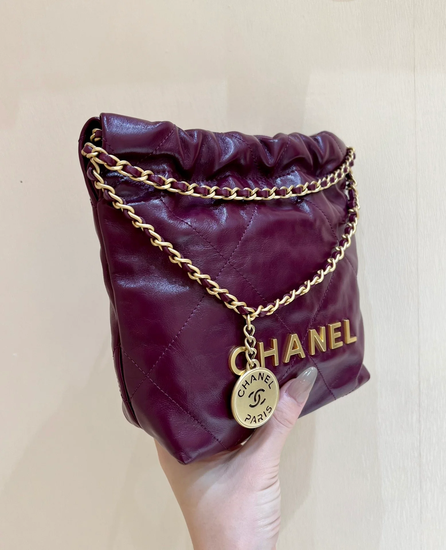 Весенне-летняя коллекция Chanel - Маленькая сумочка Chanel No. 22 - Фиолетово-красная