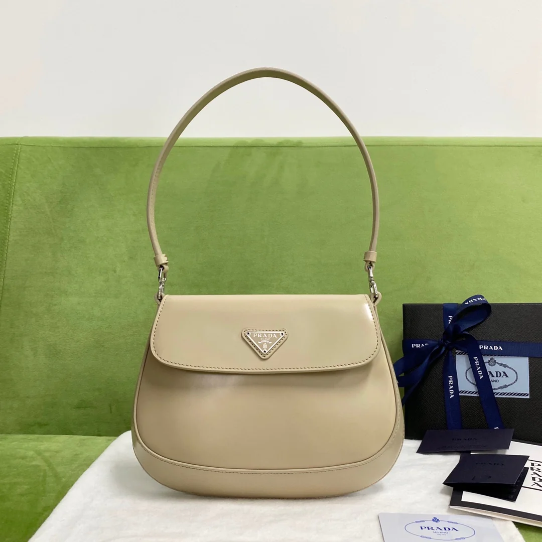 Сумка Prada Cleo Armchair Bag из глянцевой кожи, абрикосового цвета.