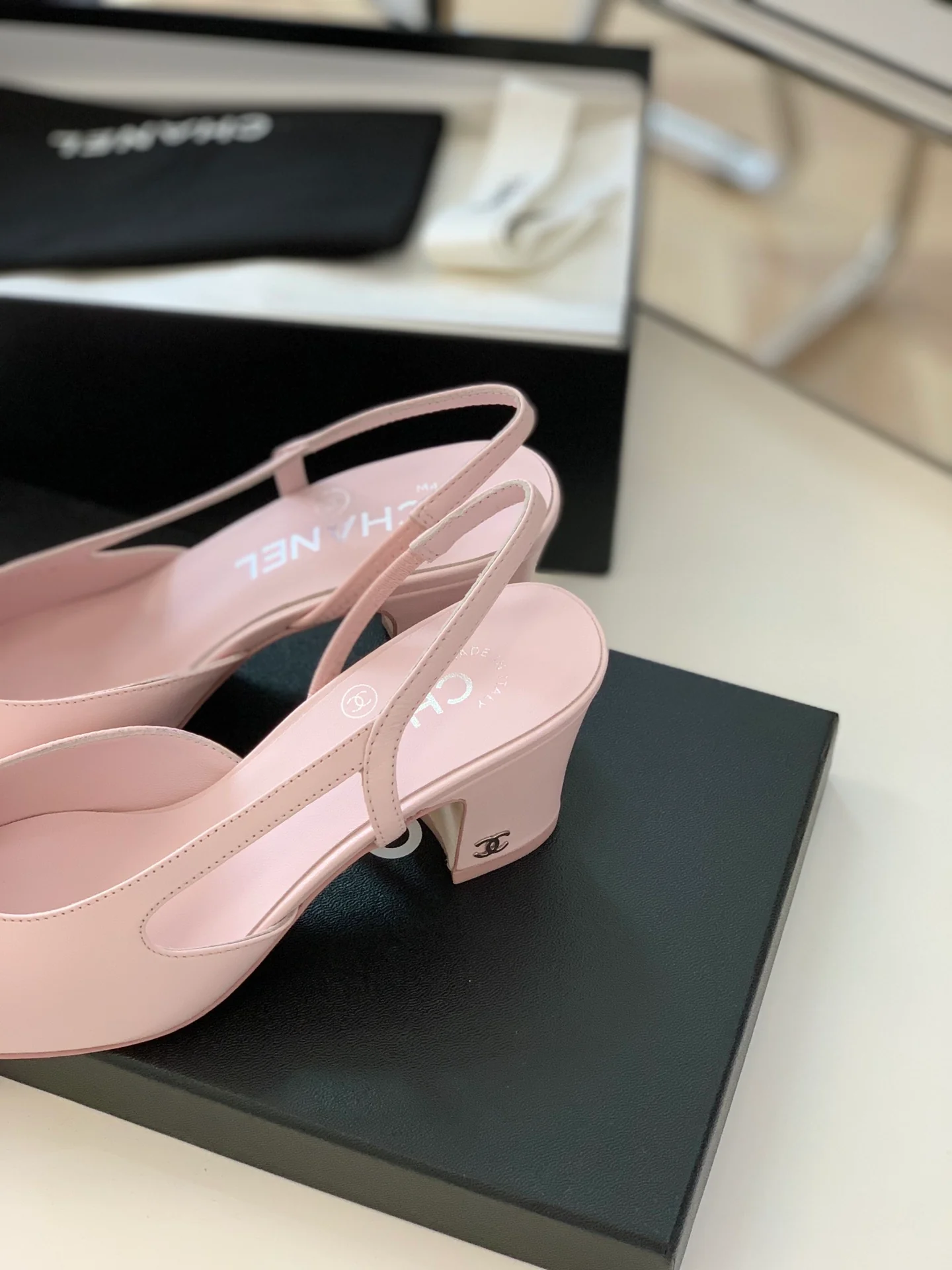 Балетки Chanel с открытой пяткой и массивным каблуком
