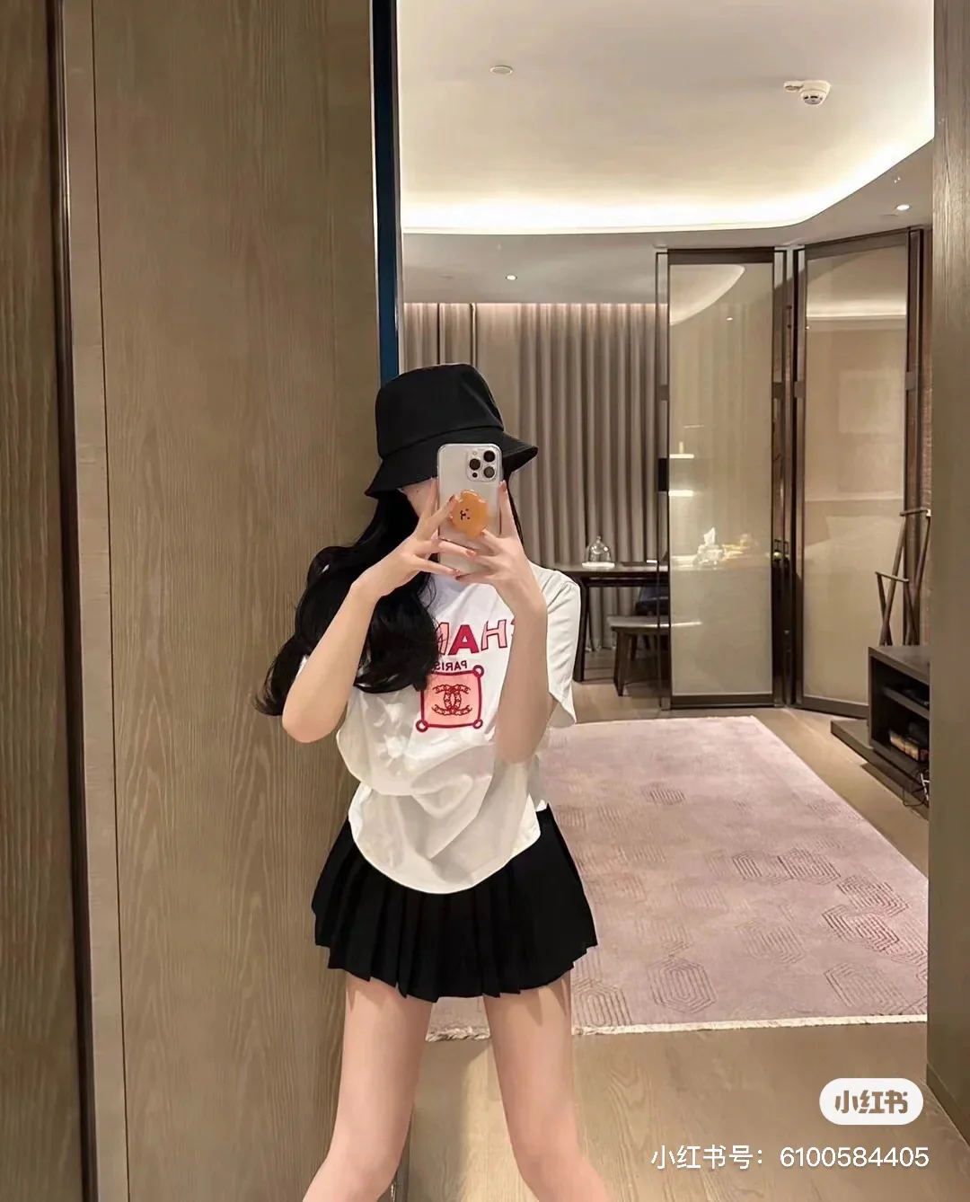 Футболка Chanel 2403 с круглым вырезом, цветными блоками и бархатным принтом в виде букв, хлопковая, с коротким рукавом - белая.