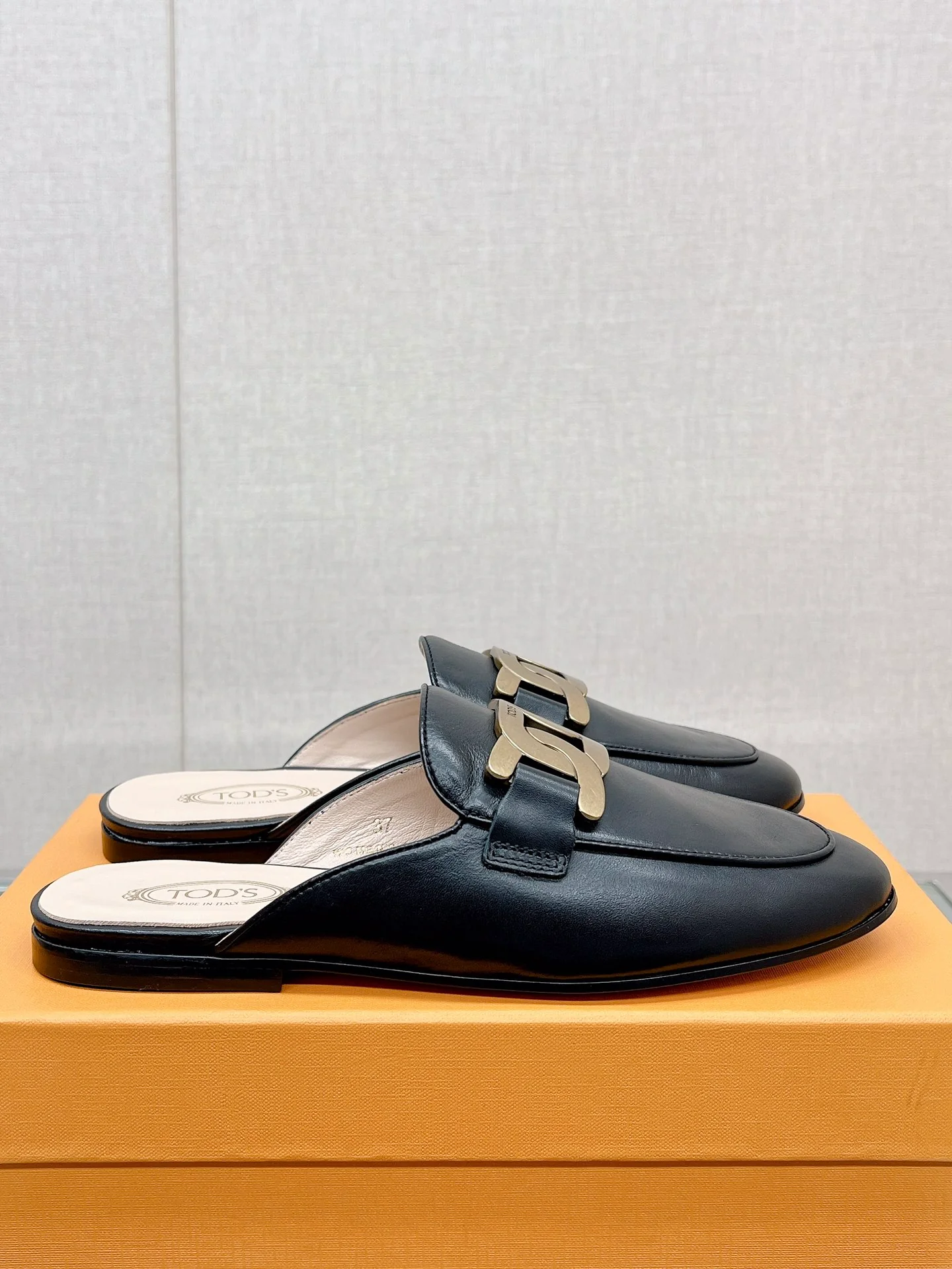 Весенняя коллекция Tods 2023 — плоские тапочки в ретро-британском стиле.