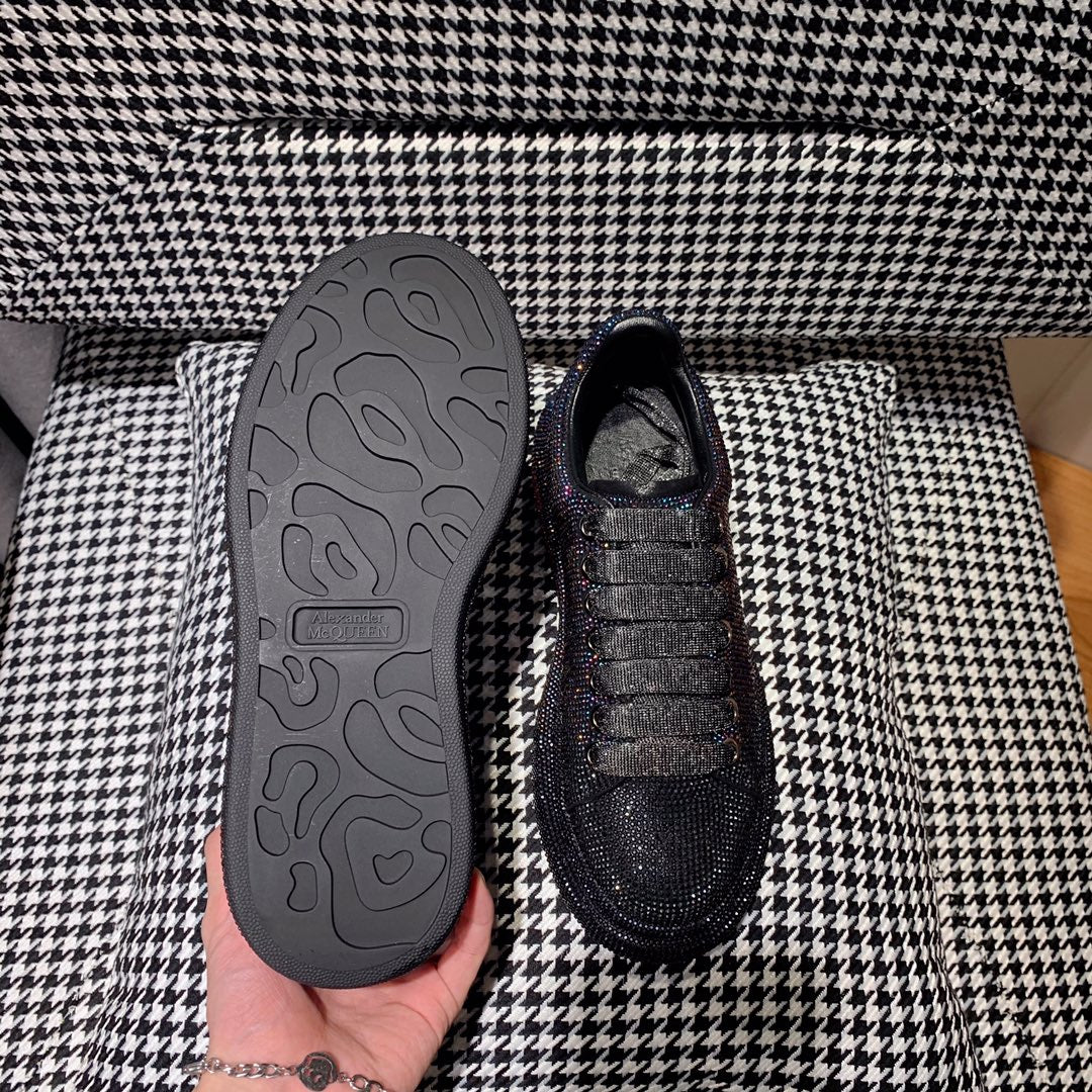 Классические белые кроссовки McQueen - черные с отделкой из страз.