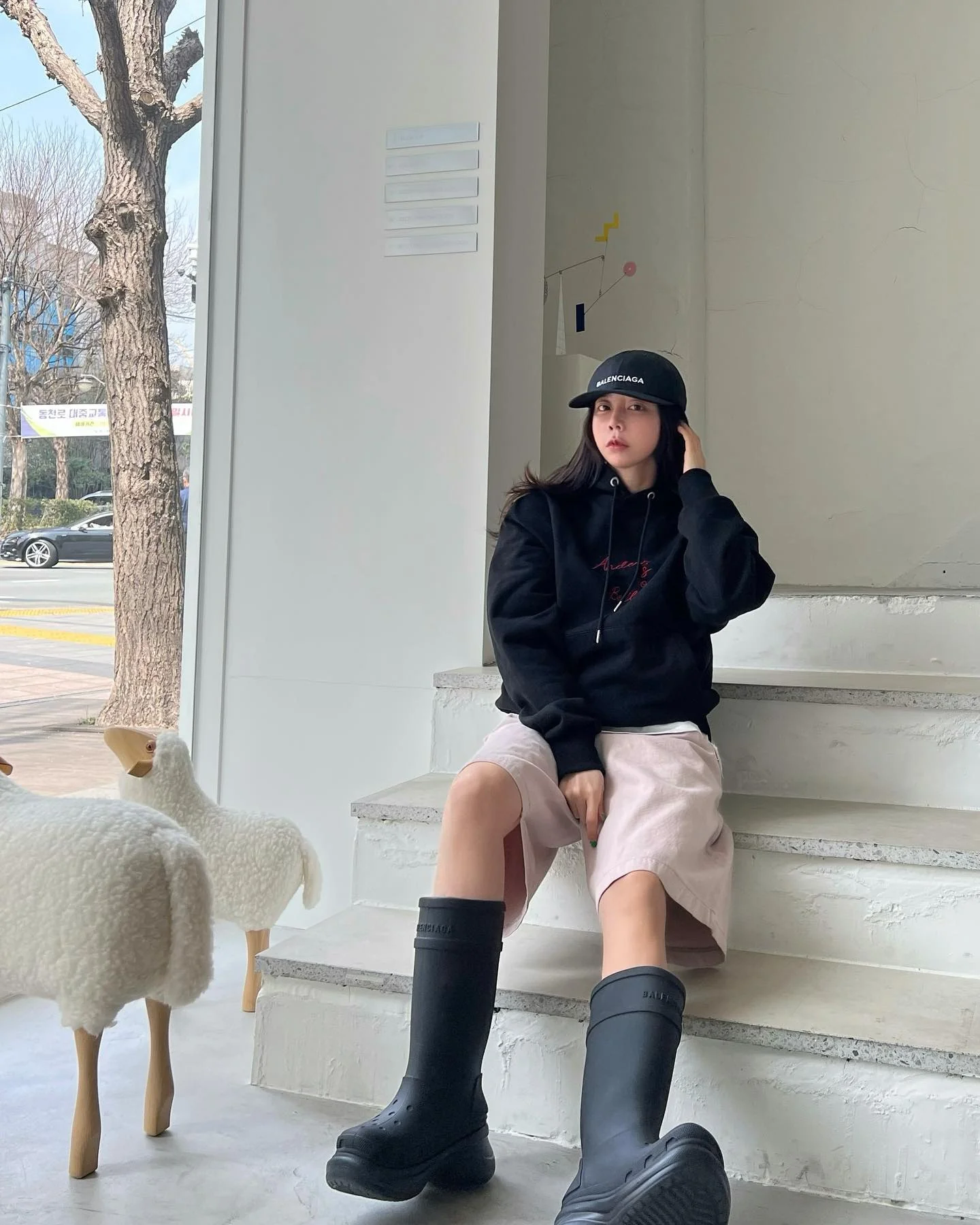 Резиновые сапоги Balenciaga на нескользящей платформе из коллекции осень/зима 2022 x Crocs — фотографии на теле.