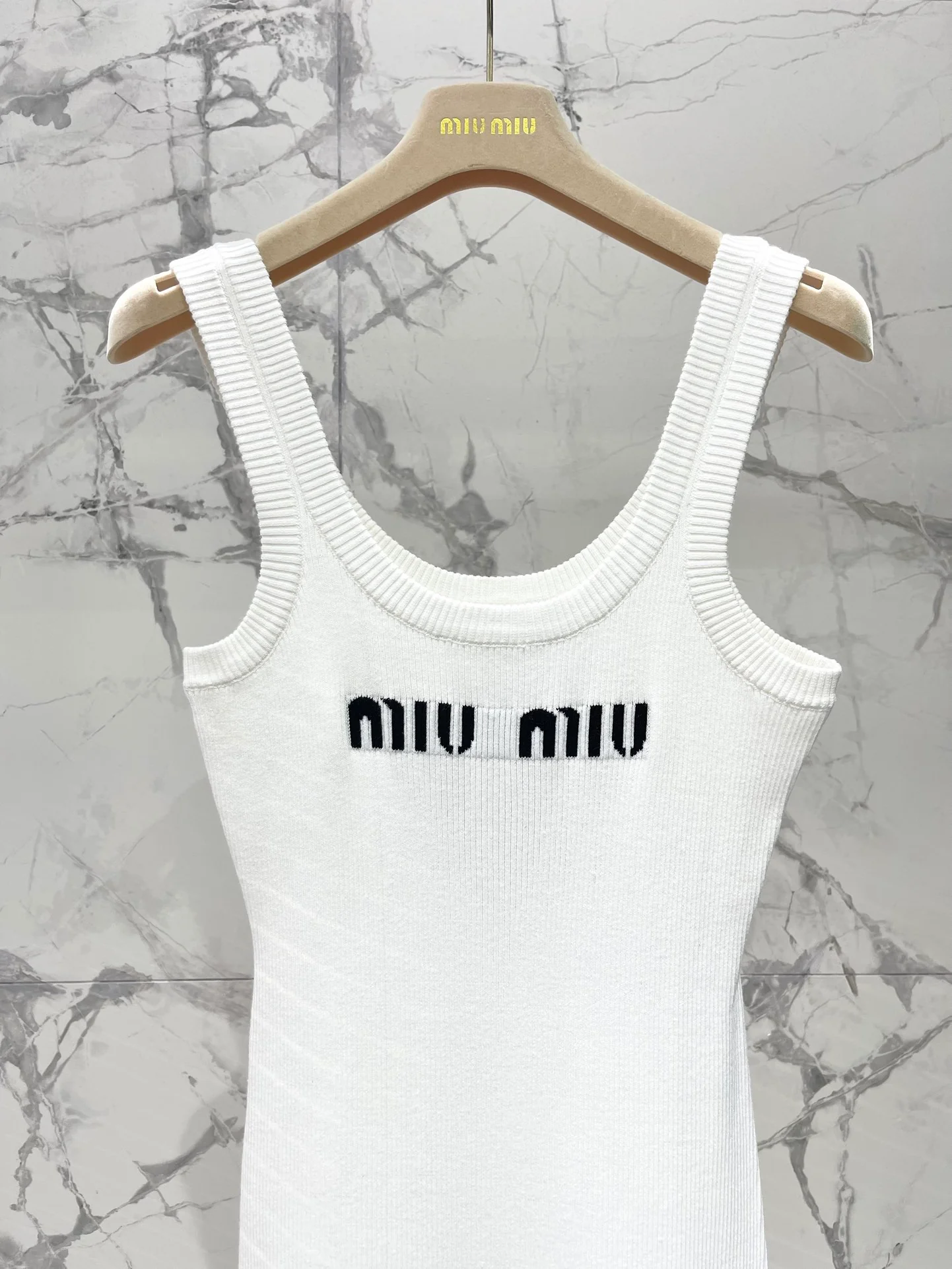 Miu Miu - Летняя новинка 2404-24: Элегантное вязаное платье-жилет с U-образным вырезом - белое.