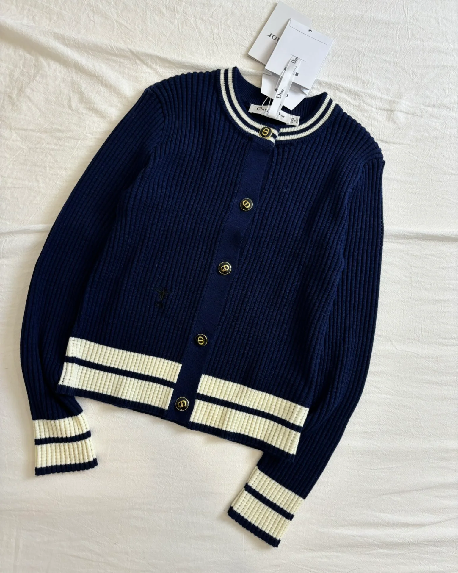 Новый кардиган Dior с круглым вырезом и цветовыми блоками, весна/лето 2024.