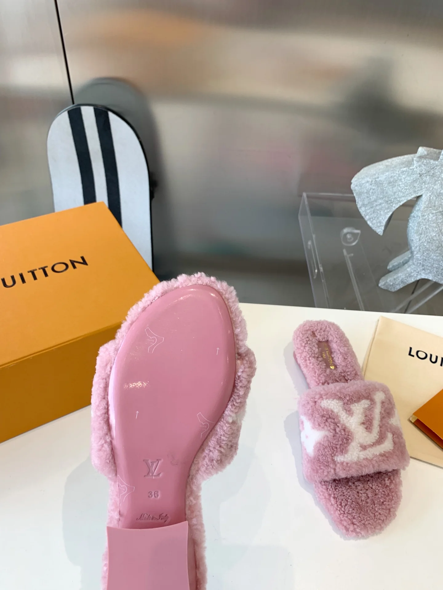 Новинка LV 2022 года - Меховые тапочки - Розовые
