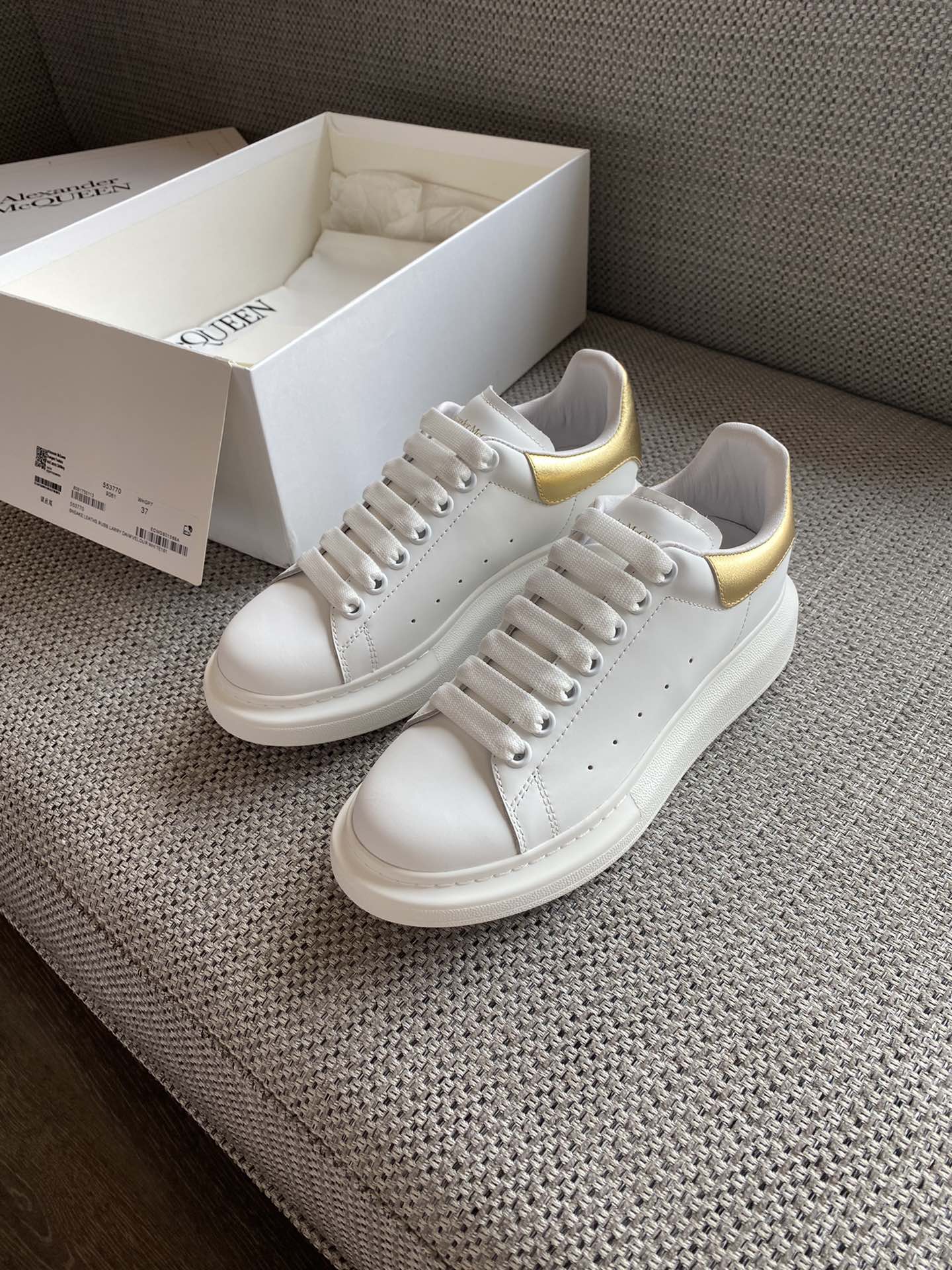 Классические белые кроссовки McQueen - ярко-золотые