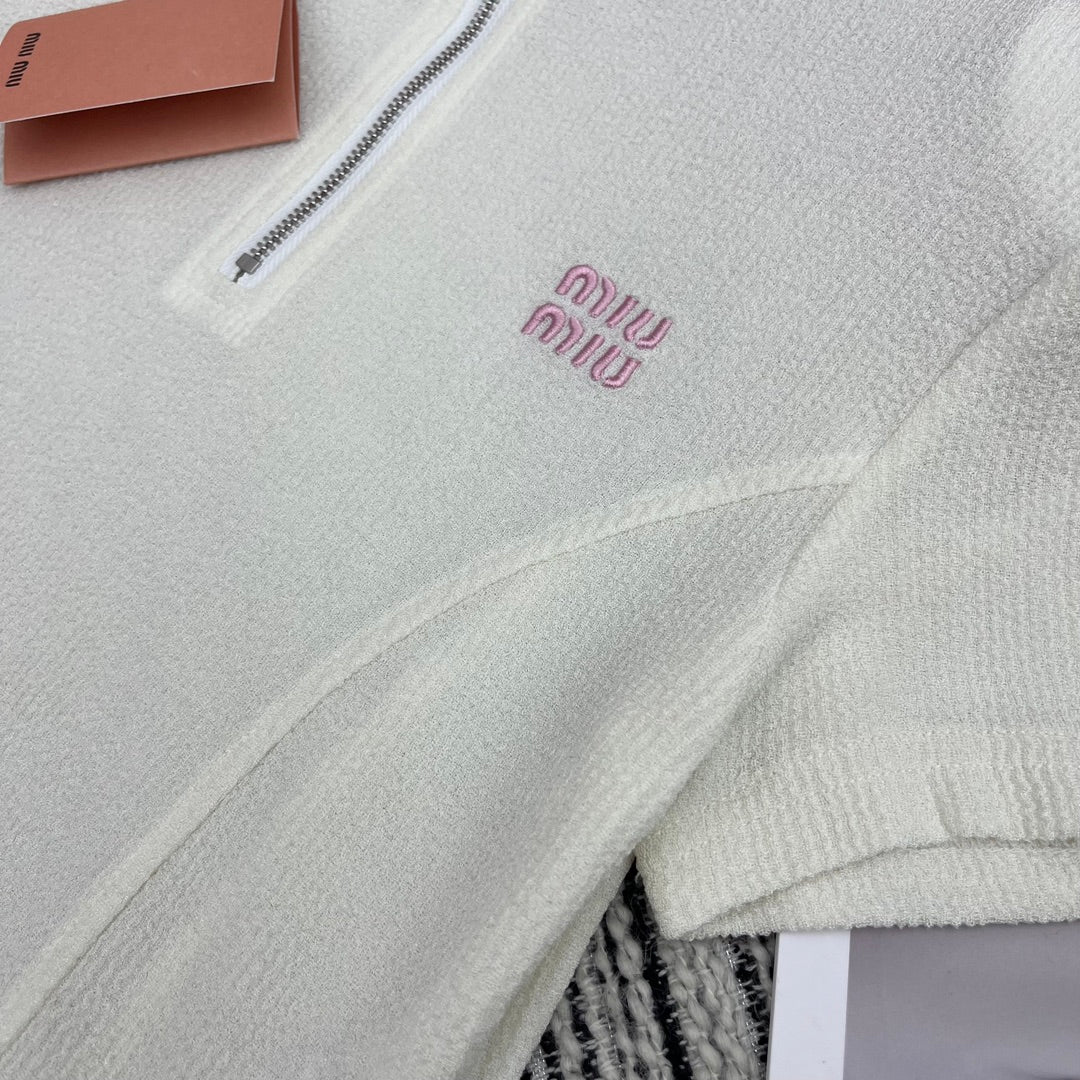 Miu Miu - 2404 - Коллекция весна/лето 2024 - Новый костюм Miu с воротником-стойкой, подплечниками и приталенным силуэтом - Белый