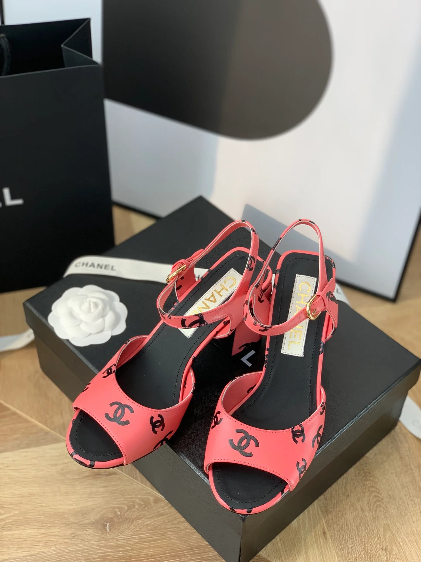 Сандалии Chanel на массивном каблуке