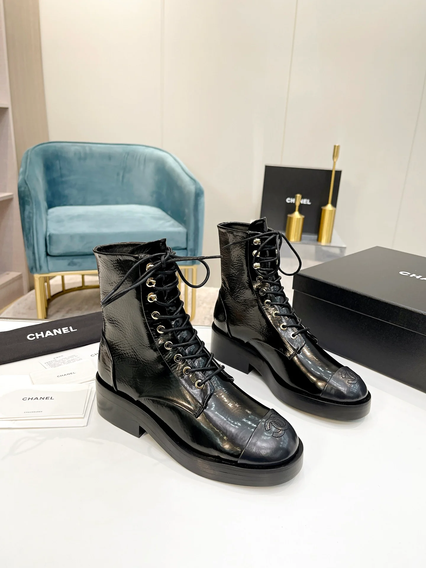 Chanel - Ботинки до середины икры на шнуровке - Черные