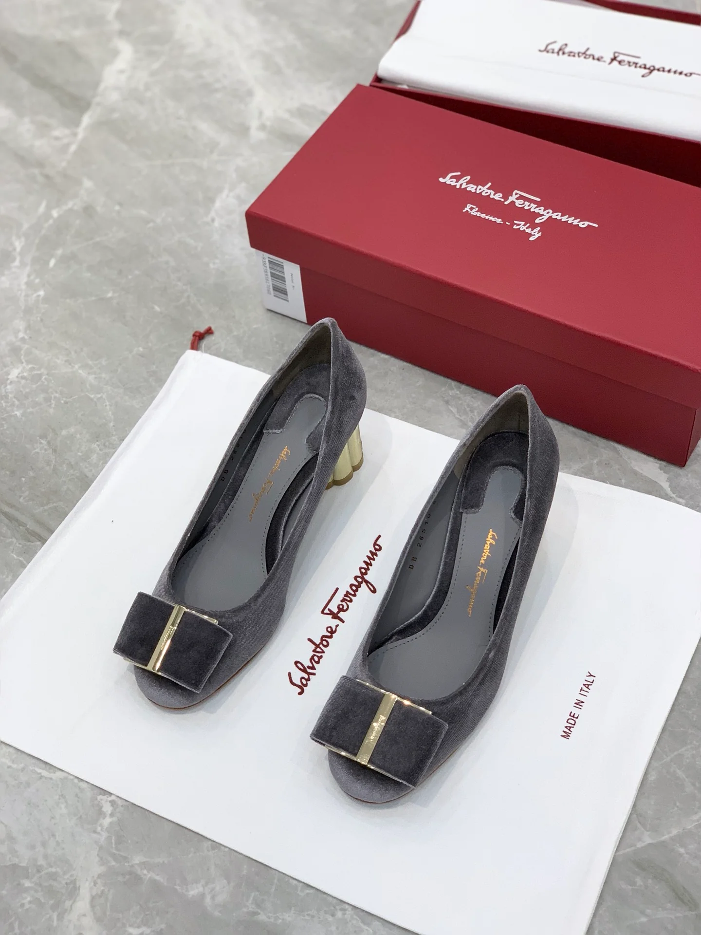 Туфли Salvatore Ferragamo - Ferragamo - Vara с большим бантом - бархат - каблук в форме золотистого цветка сливы - туфли на высоком каблуке