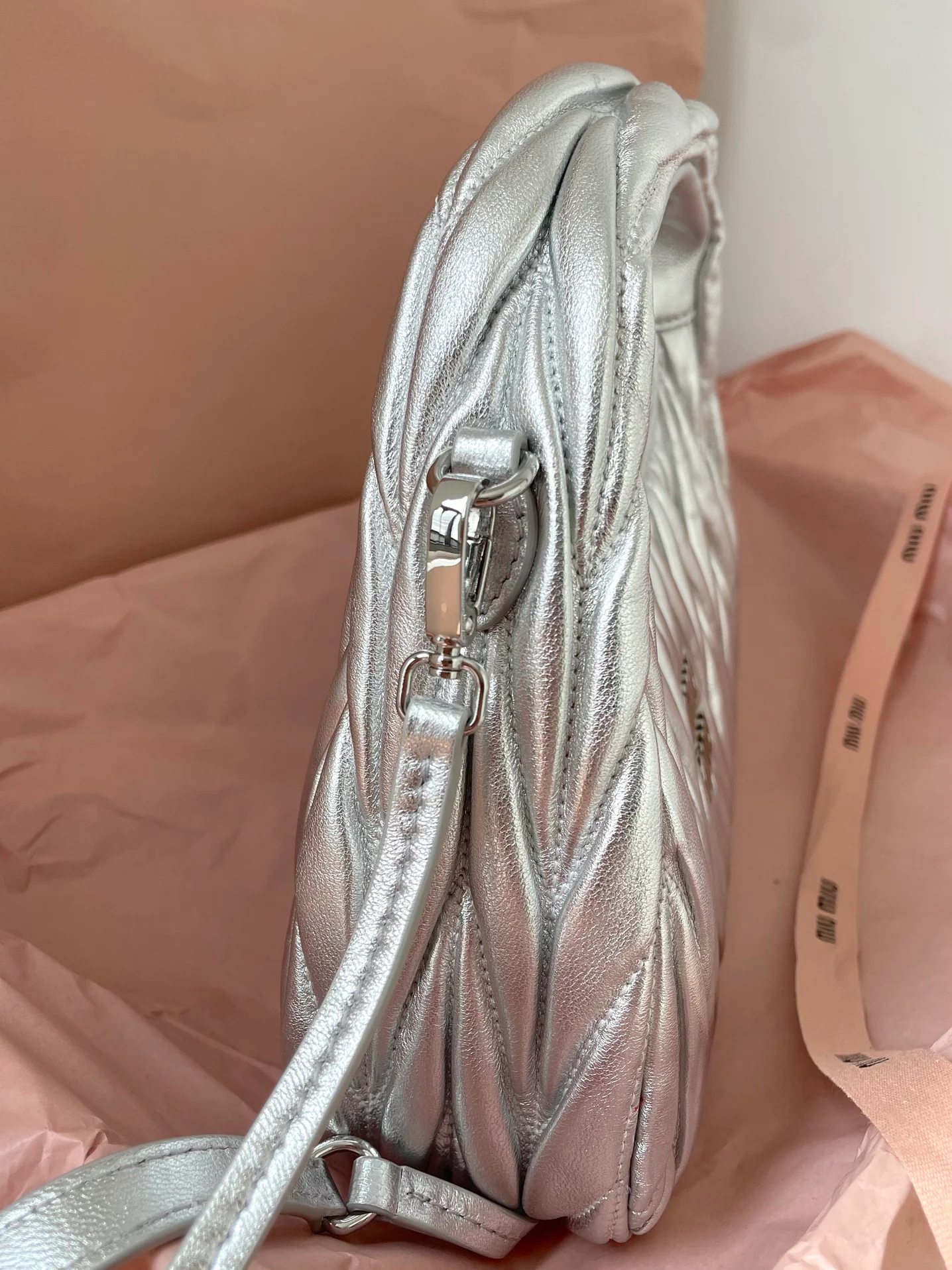 Сумка Miu Miu Wander, маленькая, из овечьей кожи, серебристая.