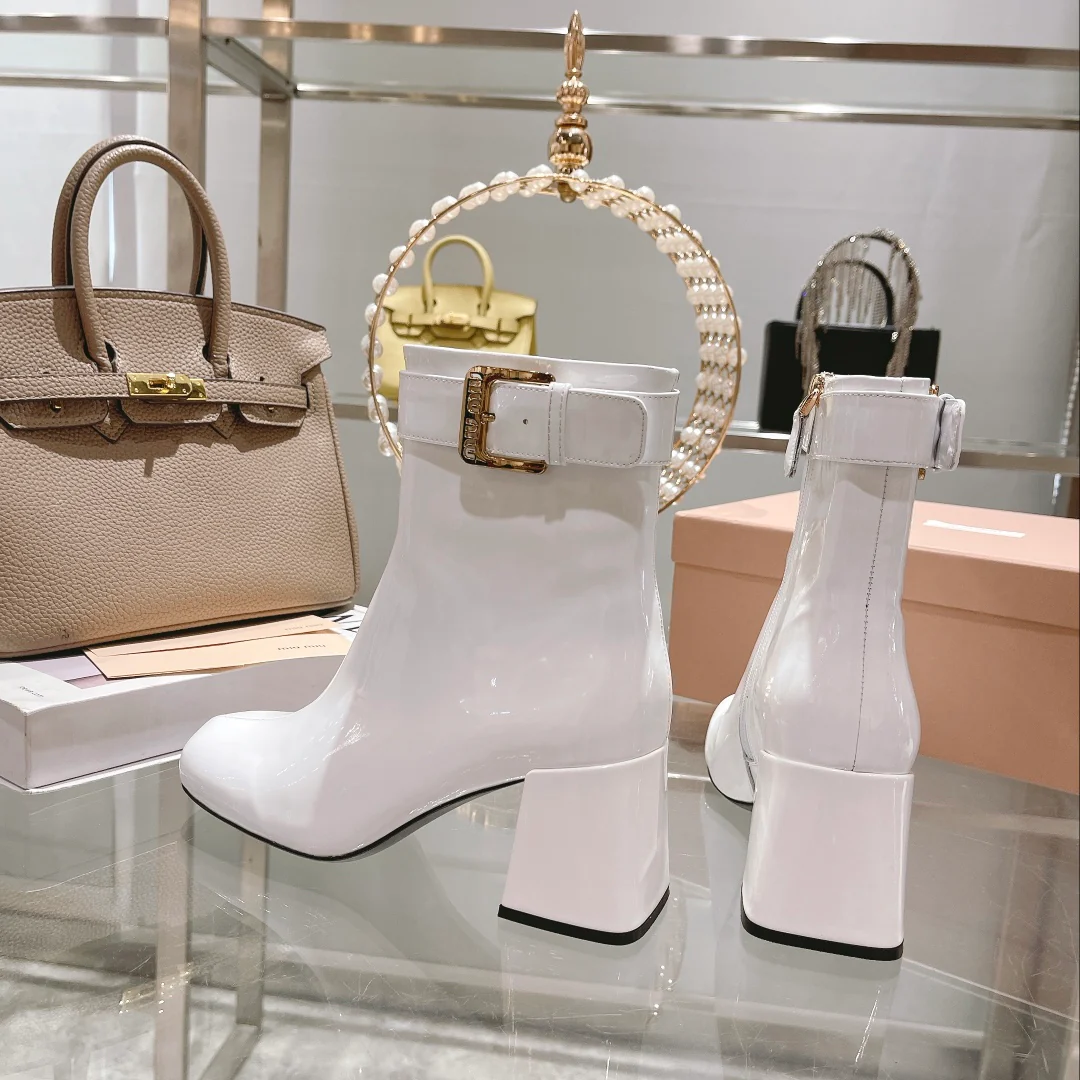 Новинка осенне-зимней коллекции Miu Miu 2022 — Ботинки на массивном каблуке из лакированной кожи — Белые