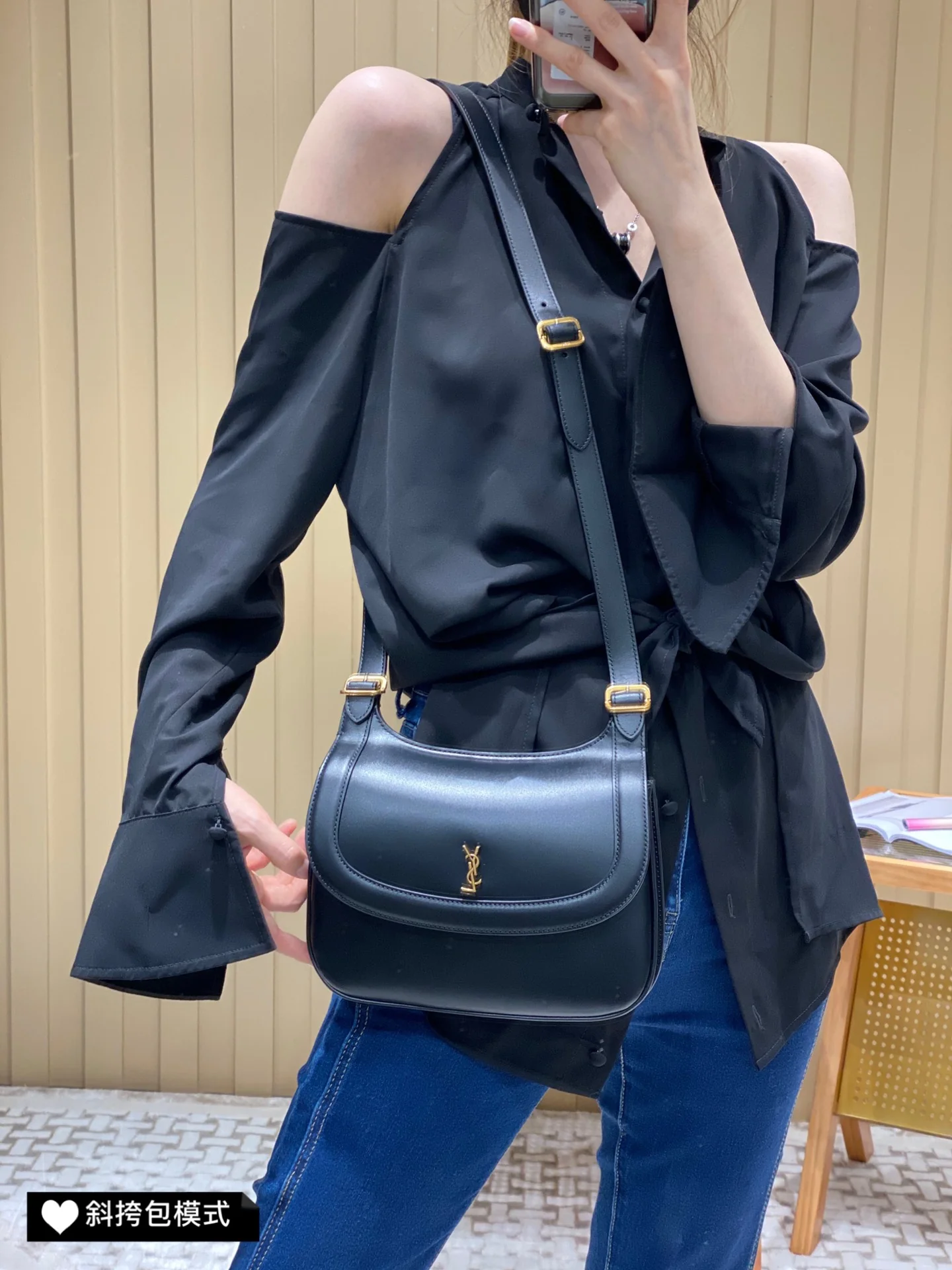 Новинка сезона весна/лето 2022 от YSL - Сумка через плечо/кроссбоди - Фотографии в действии