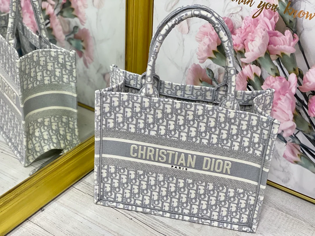 Сумка-тоут Dior Book, маленький размер 36,5 см, серый монограммный узор.