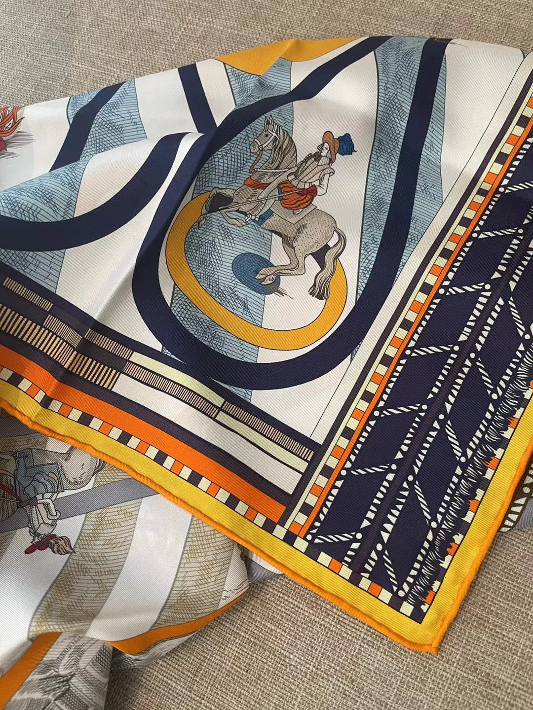 Шелковый шарф Hermes 90 - 19 момм - с поворотным движением и змеевидной текстурой.