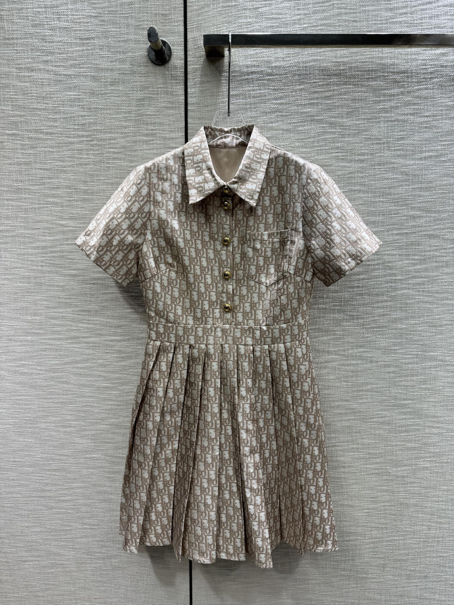 Платье Dior 2403 с монограммой и буквенным логотипом - коричневое.