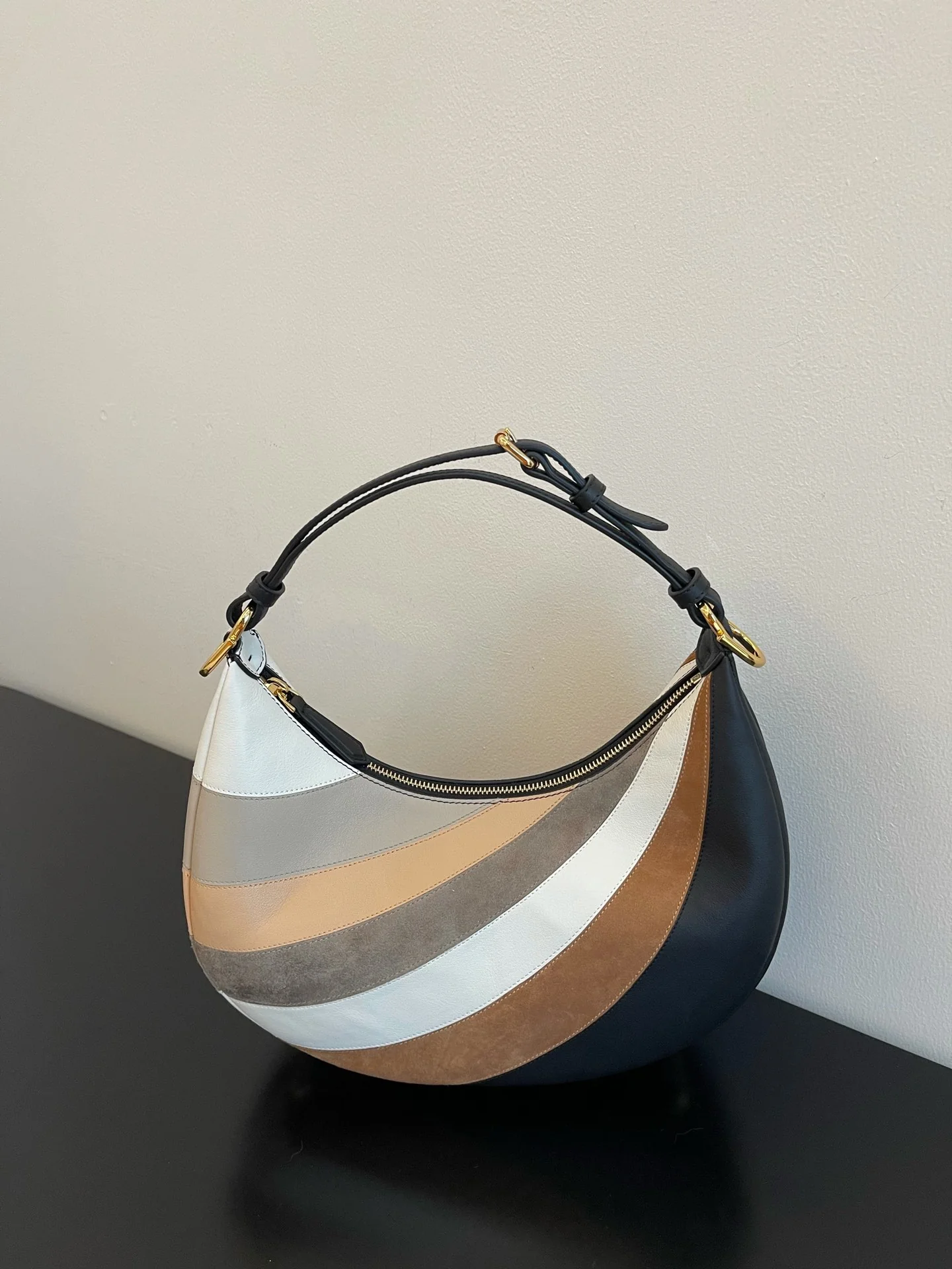 Fendi-fendigraphy - Большая коричневая сумка под мышку в форме полумесяца