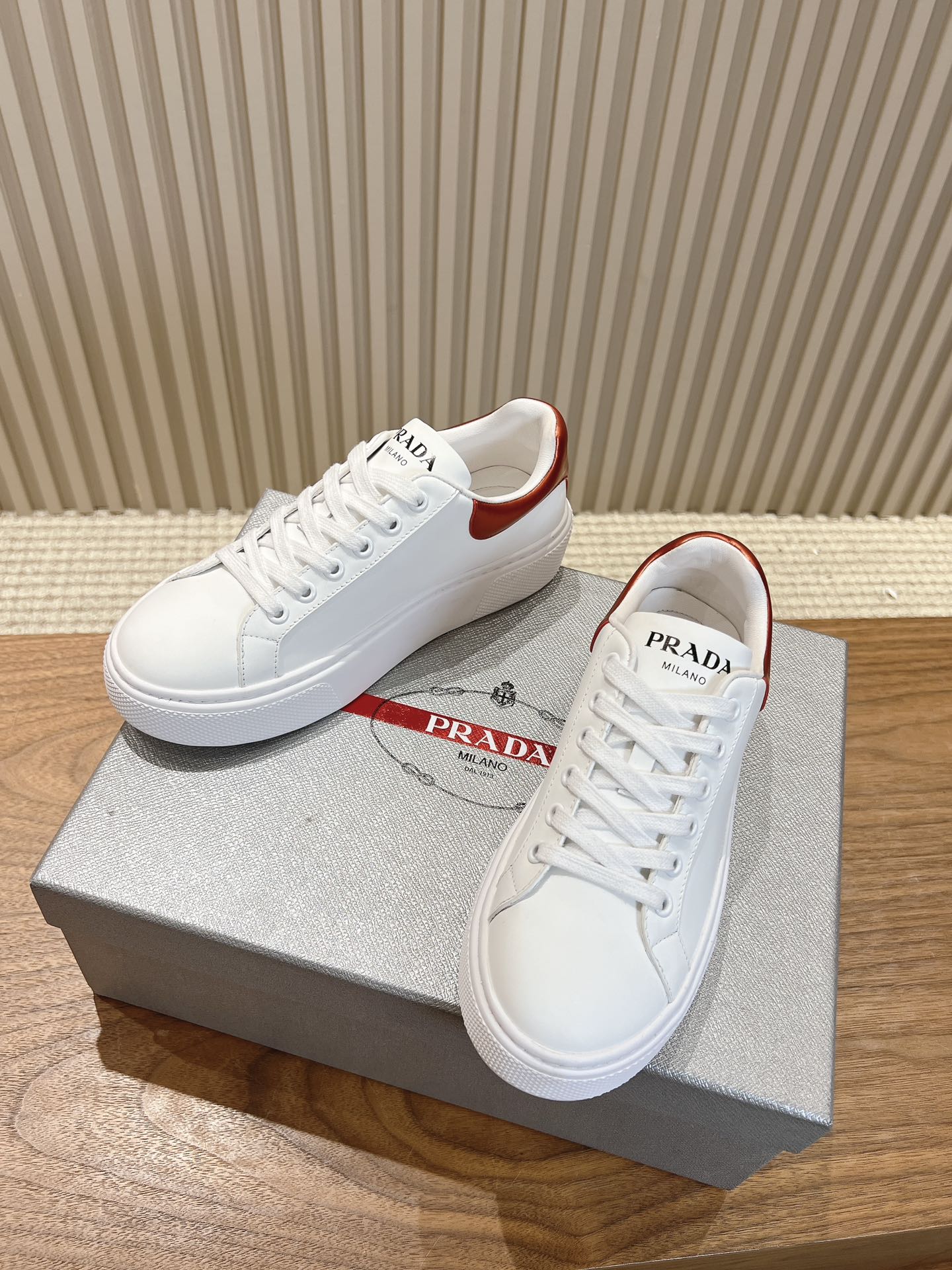 Кроссовки Prada 2024 - с оранжевой отделкой и белыми вставками