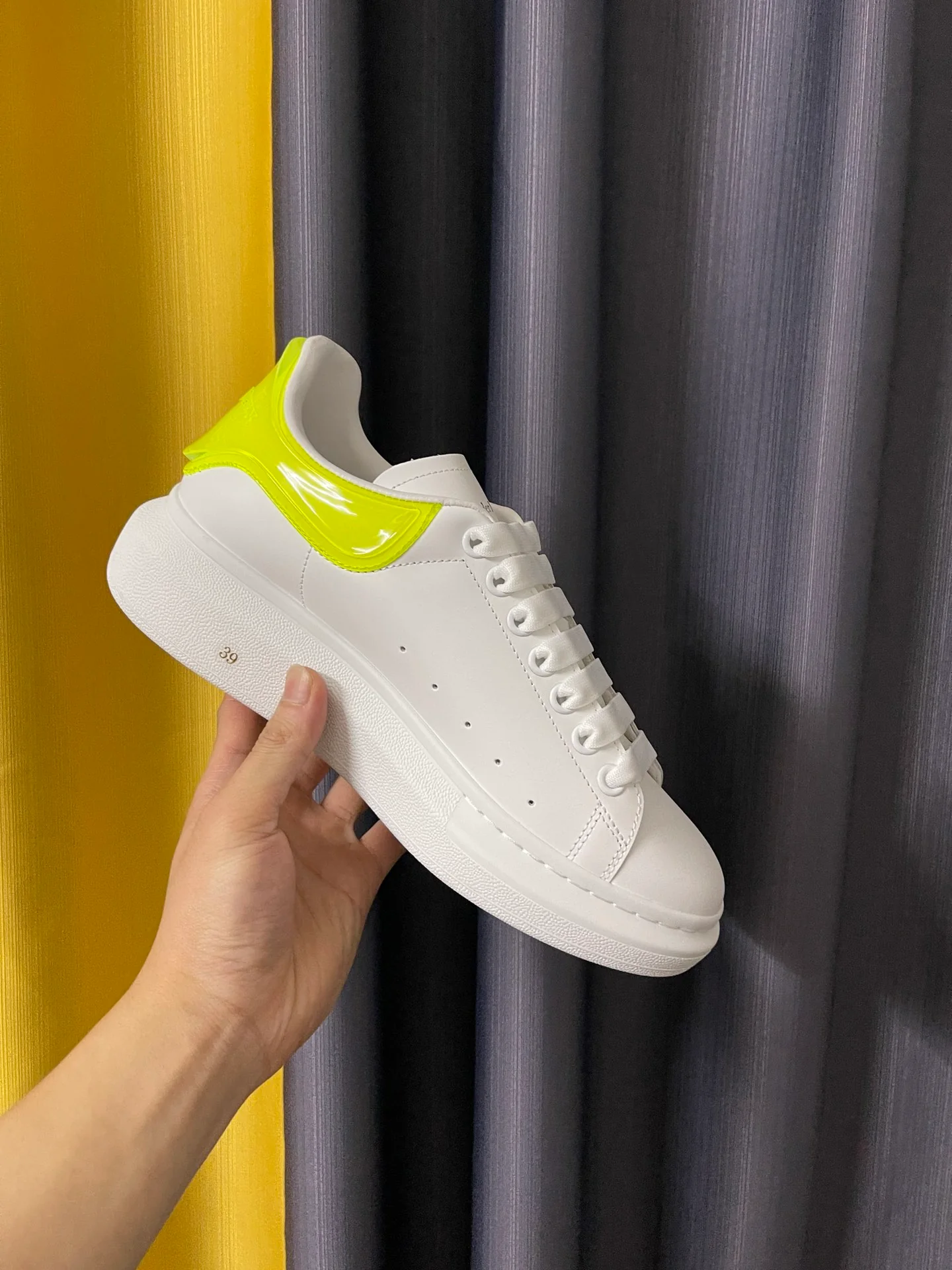 Классические белые кроссовки McQueen - унисекс - флуоресцентно-желтый каблук из искусственной кожи - премиум-издание