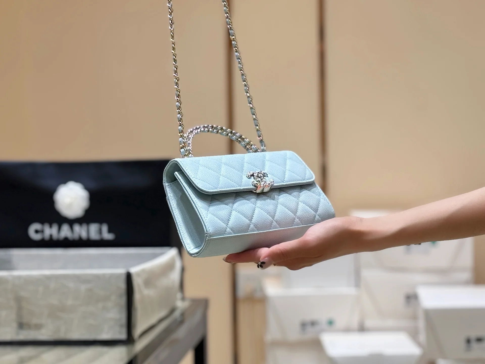 Сумка Chanel 25s Kelly Handle Bag, горизонтальный стиль, нежно-голубой.