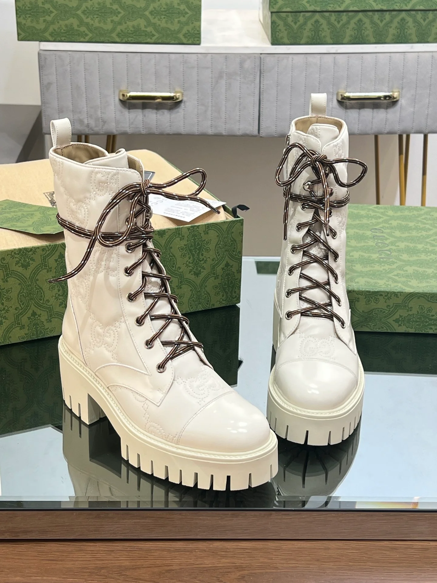 Походные ботинки Gucci с вышивкой и шнуровкой Mattelasse, белые.