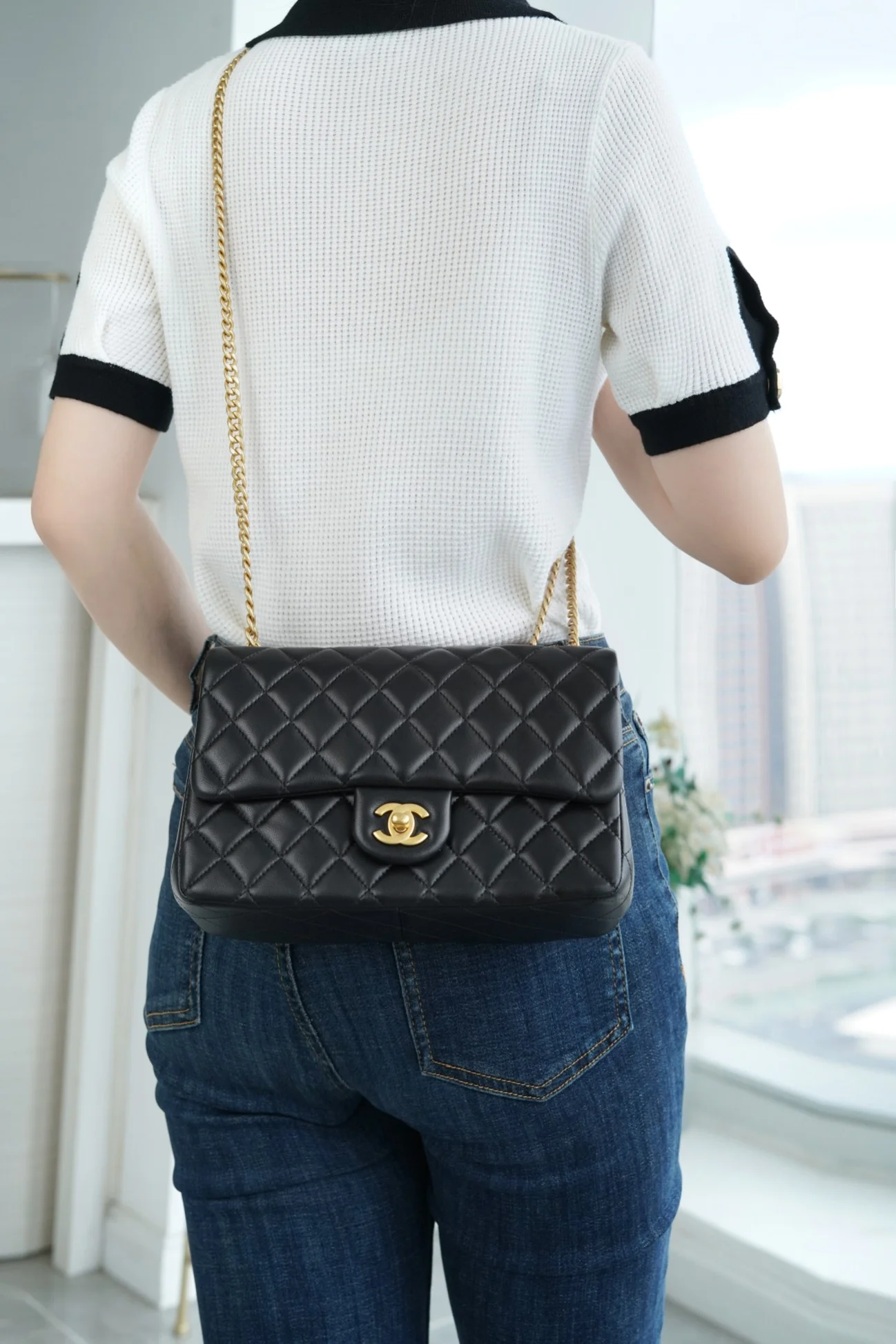 Коллекция Chanel Весна/Лето 2023 - Сумка с регулируемой пряжкой Camellia - CF Flap Bag - Черная - Маленькая