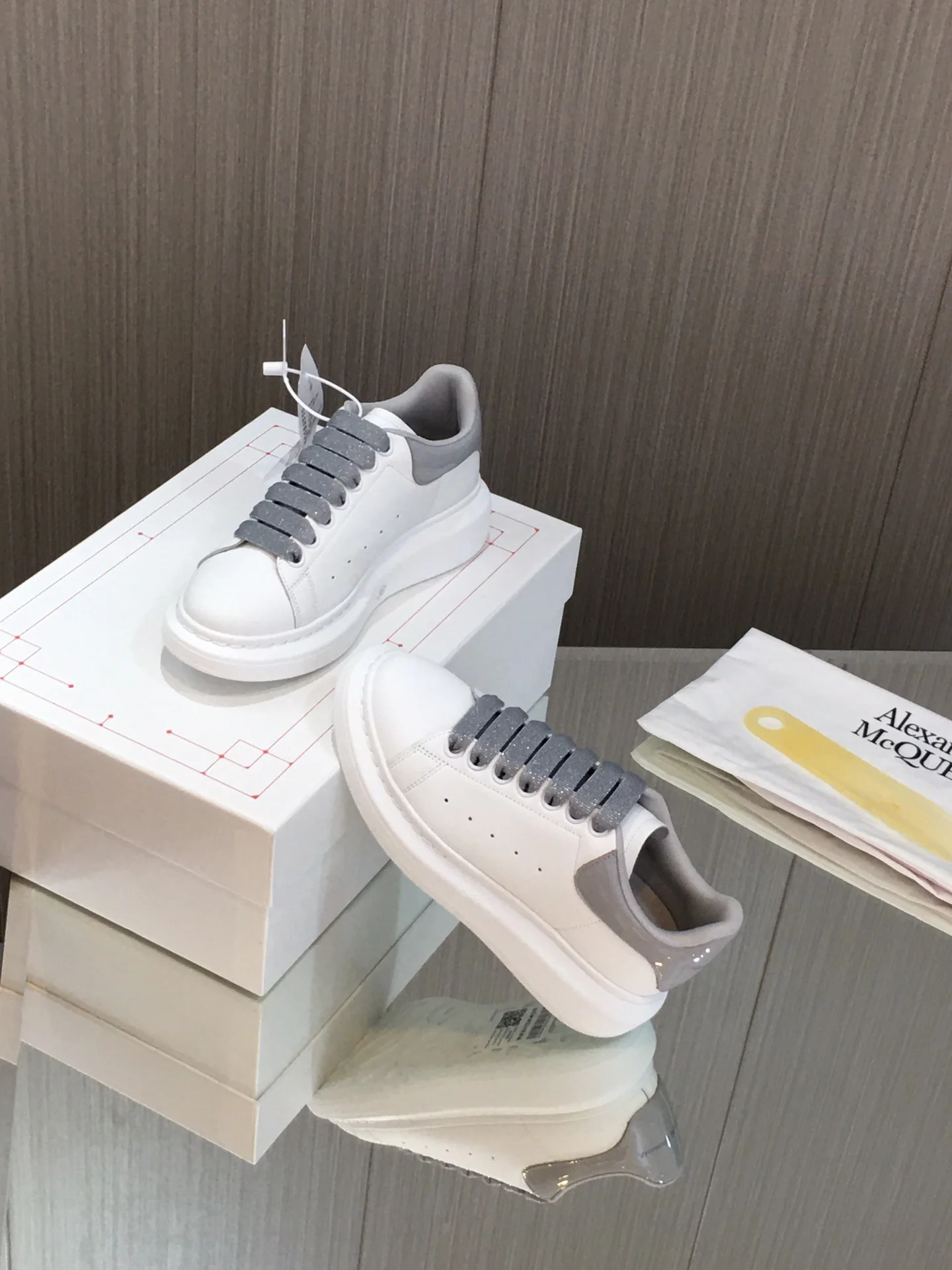 Новинка сезона весна/лето 2023 от McQueen - Белые кроссовки из лакированной кожи - Вулканический серый