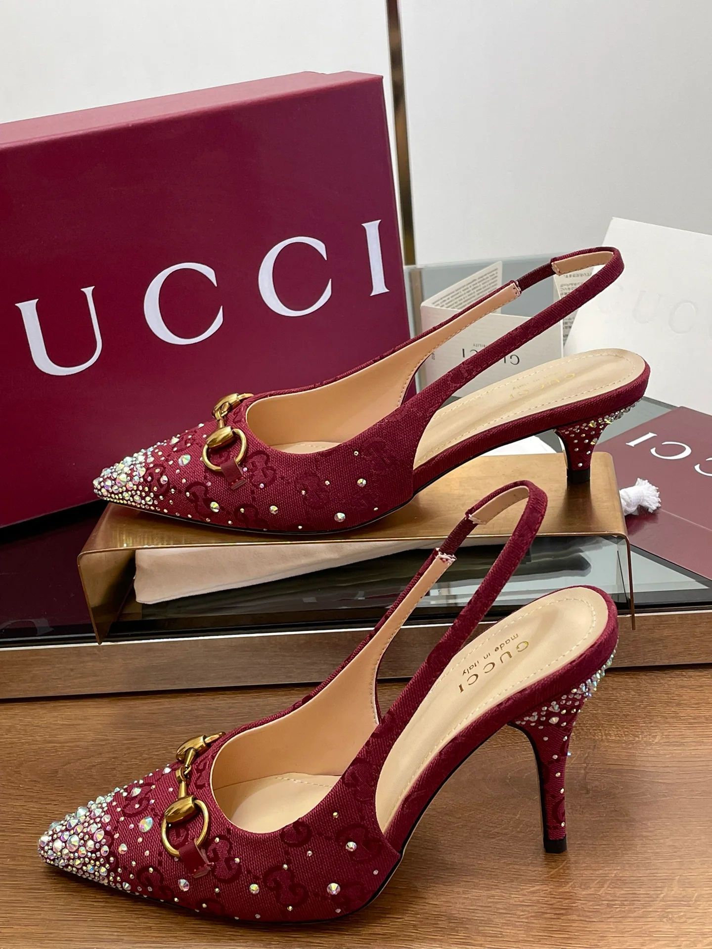 Сандалии Gucci 2025 с острым носком - красные