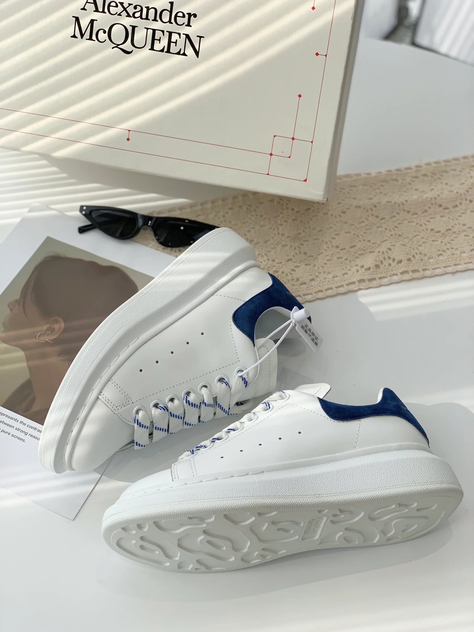 McQueen - Улучшенные классические белые кроссовки - Темно-синие