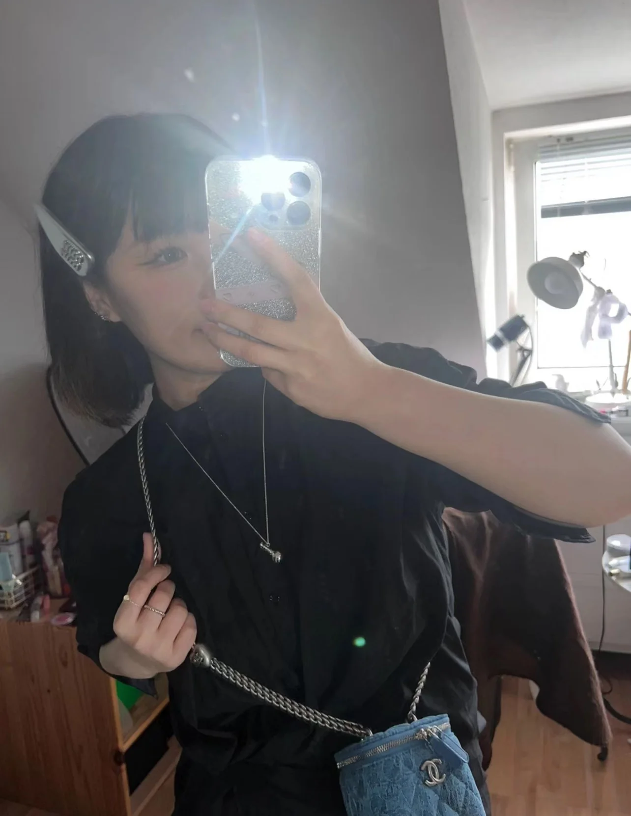 Пуговица в форме сердца из джинсовой ткани Chanel 2023 года — маленькая квадратная коробочка — светло-голубая серебристая пряжка