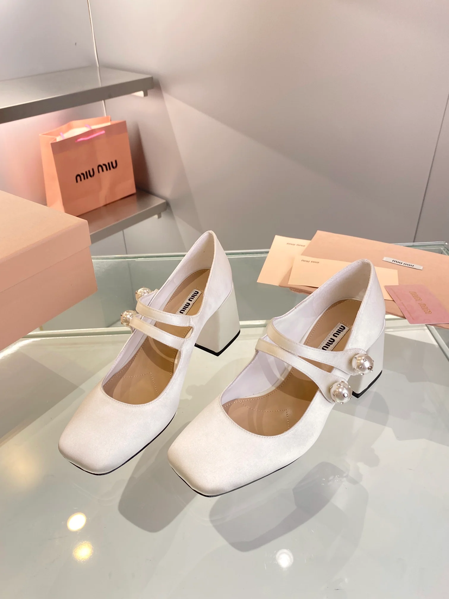 Новинка осенне-зимней коллекции Miu Miu 2023 — туфли Мэри Джейн на высоком каблуке с блестками и стразами (7 см) — белые.