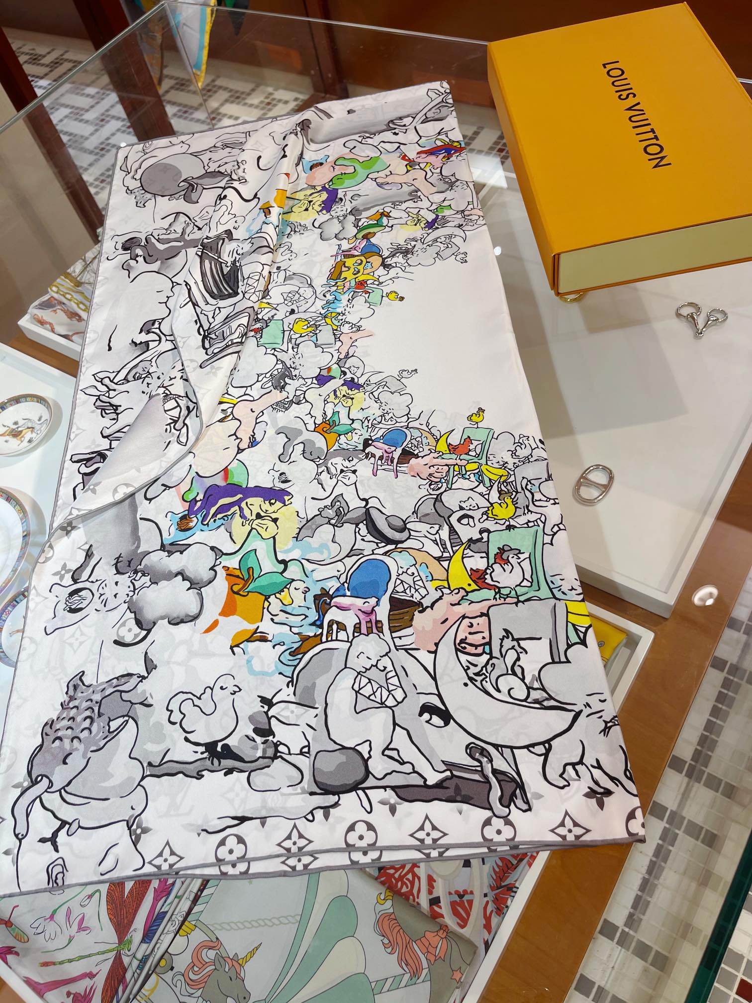 LV - Шелковый шарф коллекционного издания