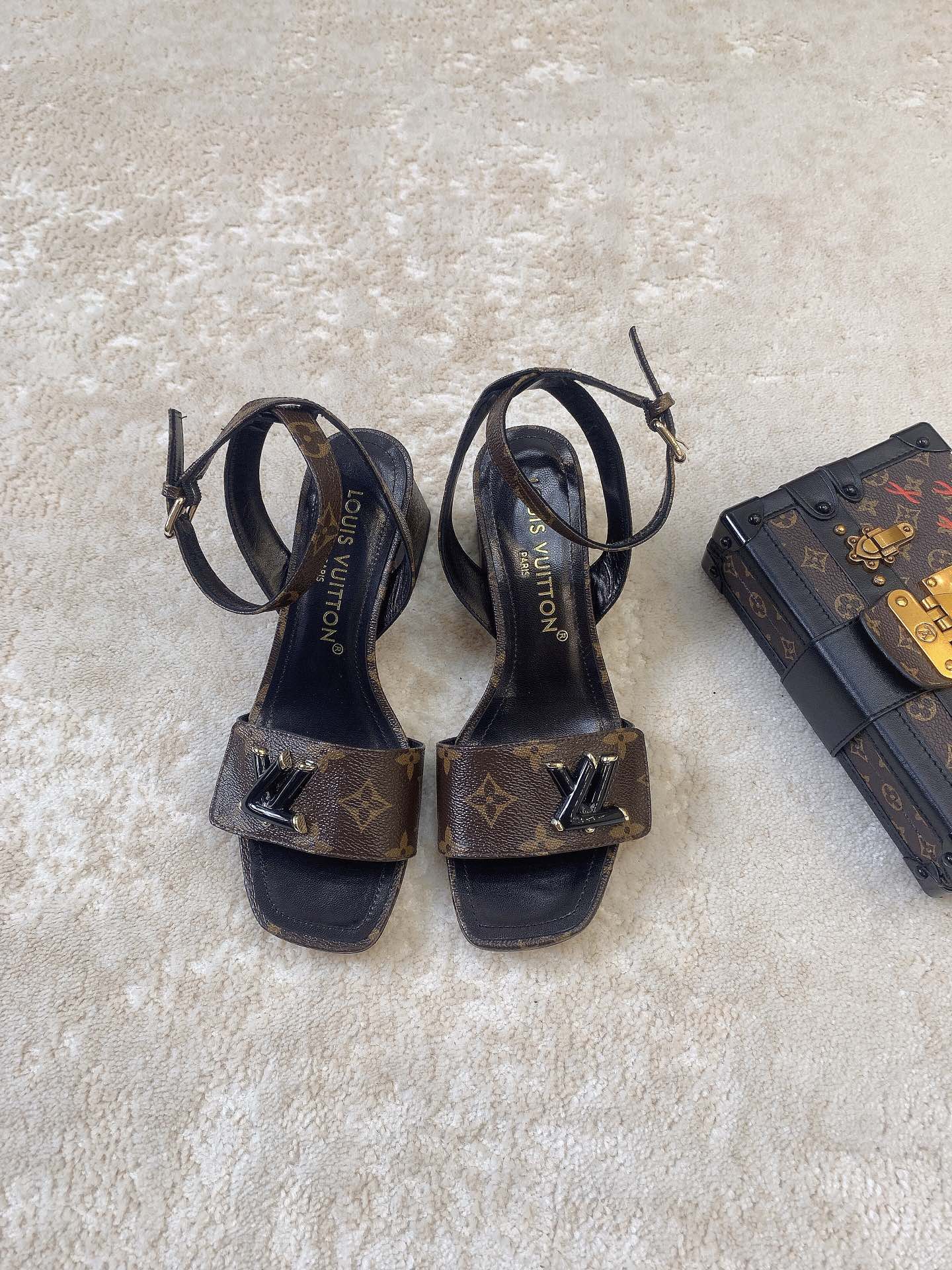 Новинка сезона весна/лето 2023 от LV - Сандалии на низком каблуке - Черный монограммный узор