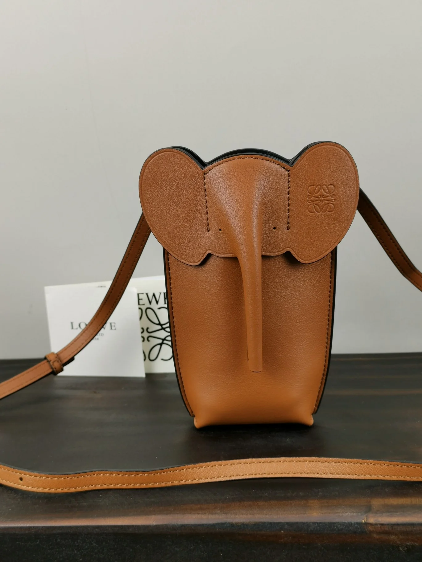 Loewe - Новая сумка для телефона с изображением слона - Верблюжий