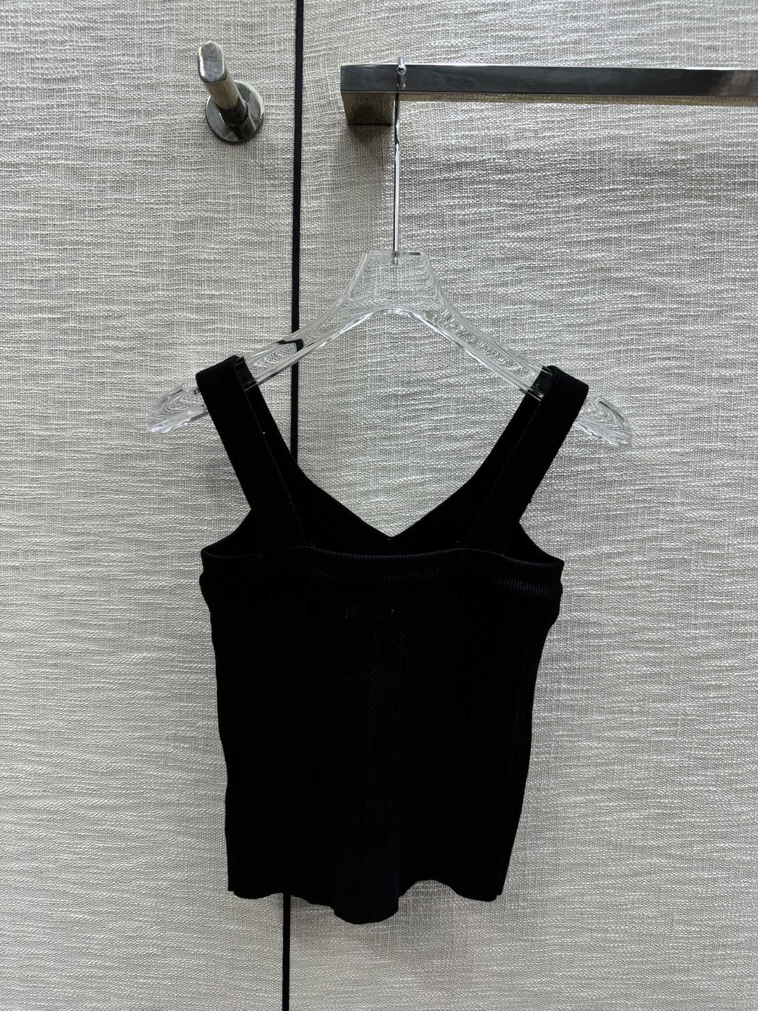 Вязаная майка Chanel 2403-24 из коллекции ?Ранняя весна?, с крупными пайетками, V-образным вырезом, черная.